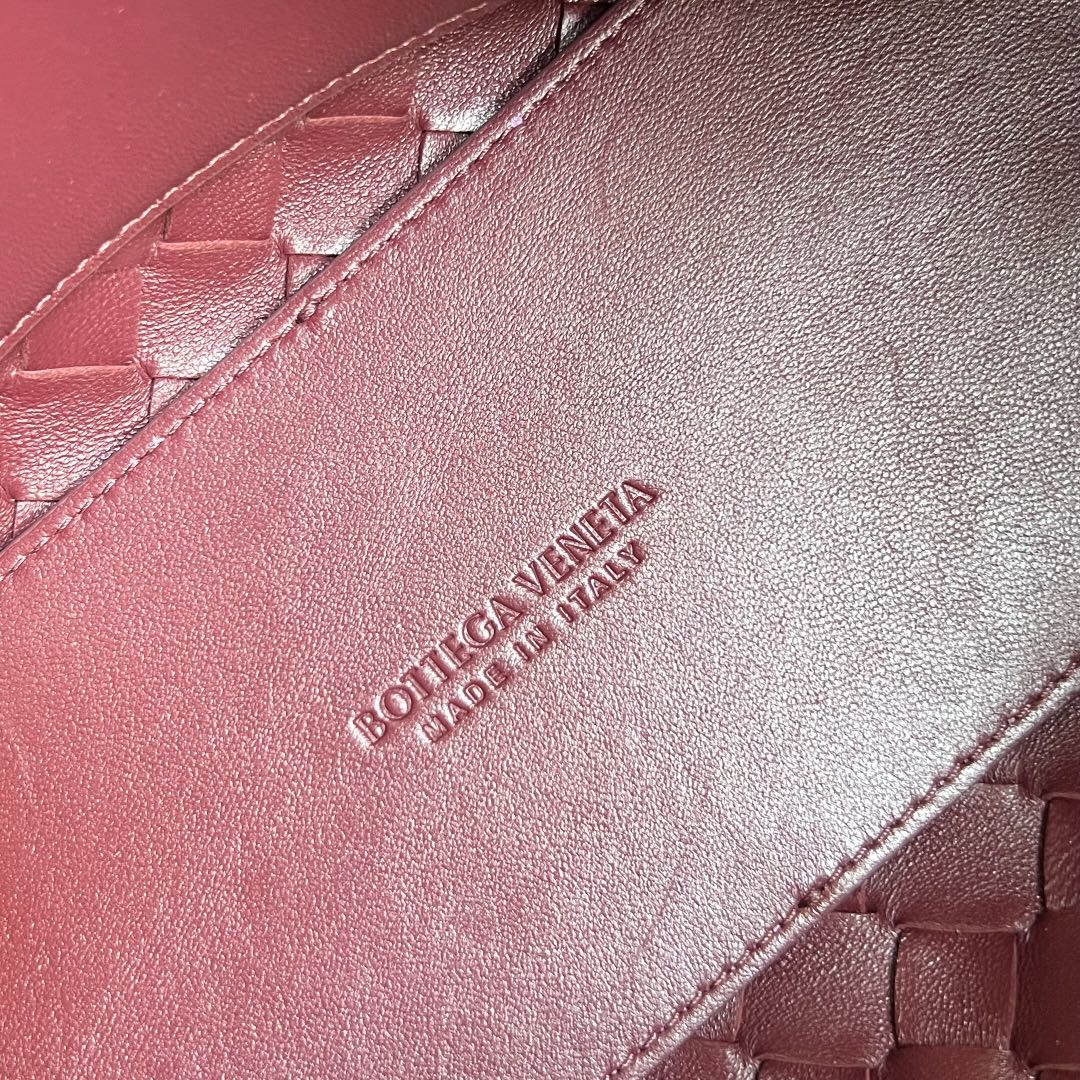 BOTTEGA VENETA SMALL ANDIAMO 25CM DARK RED LAMBSKIN