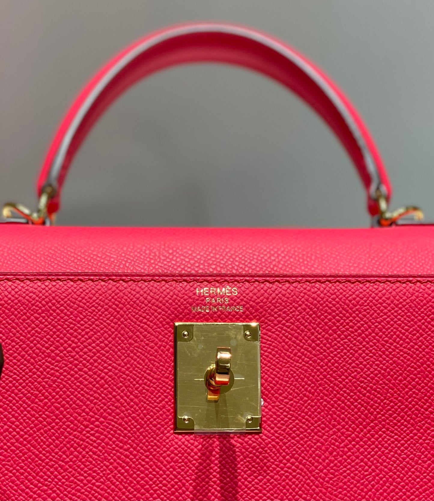 HERMES KELLY 28CM IN ROSE TYRIEN SWIFT CALFSKIN GOLD HARDWARE