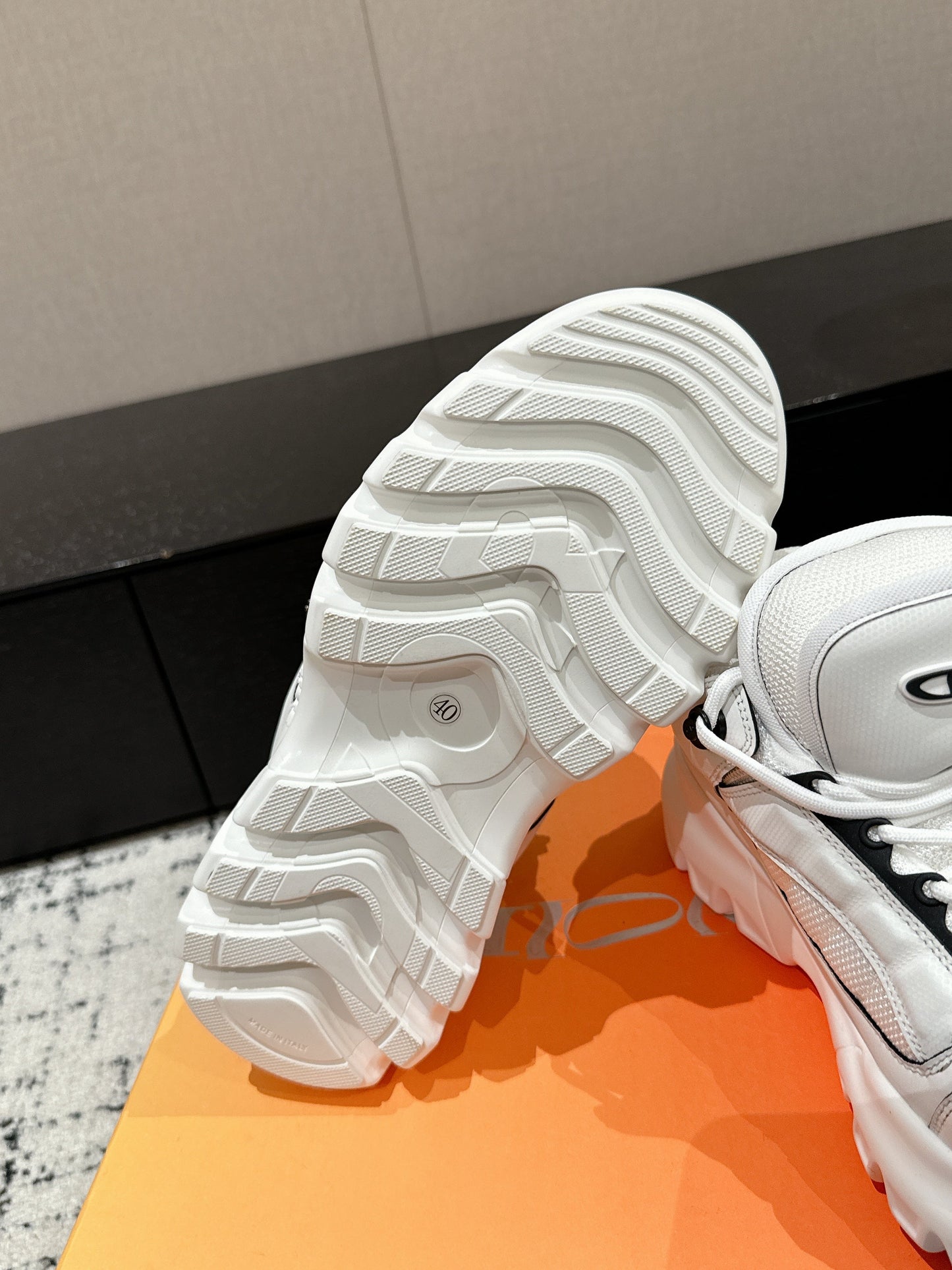 DIOR SNEAKER IN WHITE CALFSKIN AND BREATHABLE MESH 175310