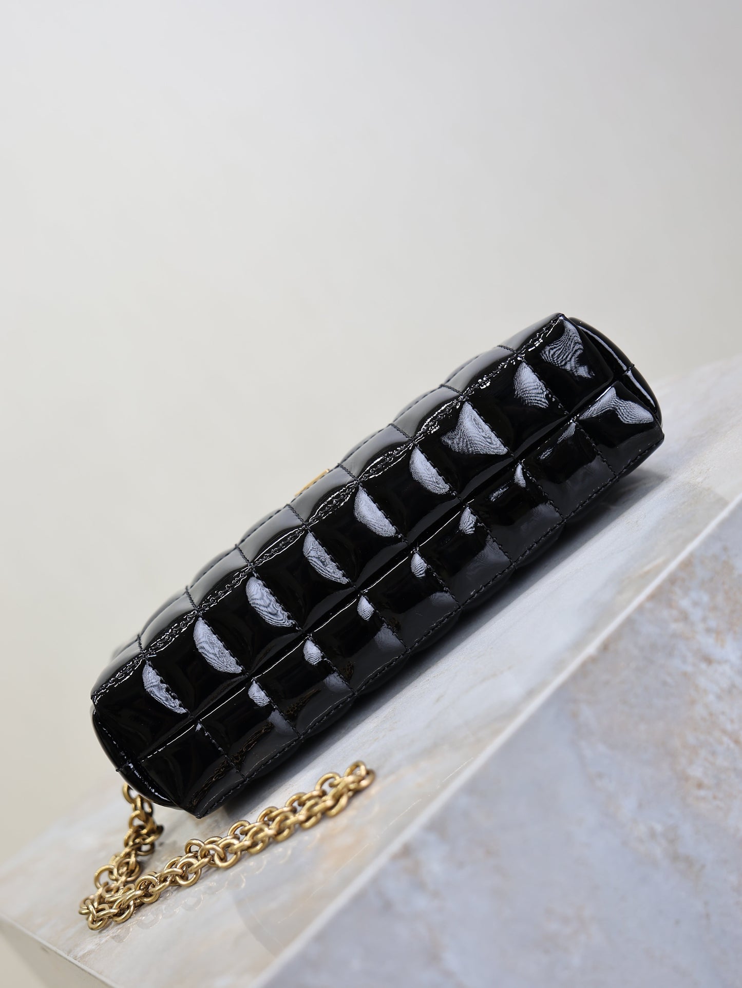 YSL 25S CASSANDRE MATELASSÉ CARRÉ POUCH ON CHAIN 18 IN BLACK SHINY CALFSKIN