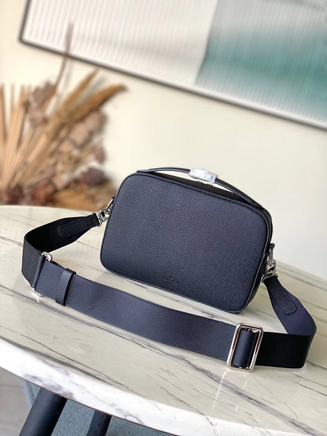 LOUIS VUITTON AVENUE MESSENGER 22 IN BLACK CALFSKIN