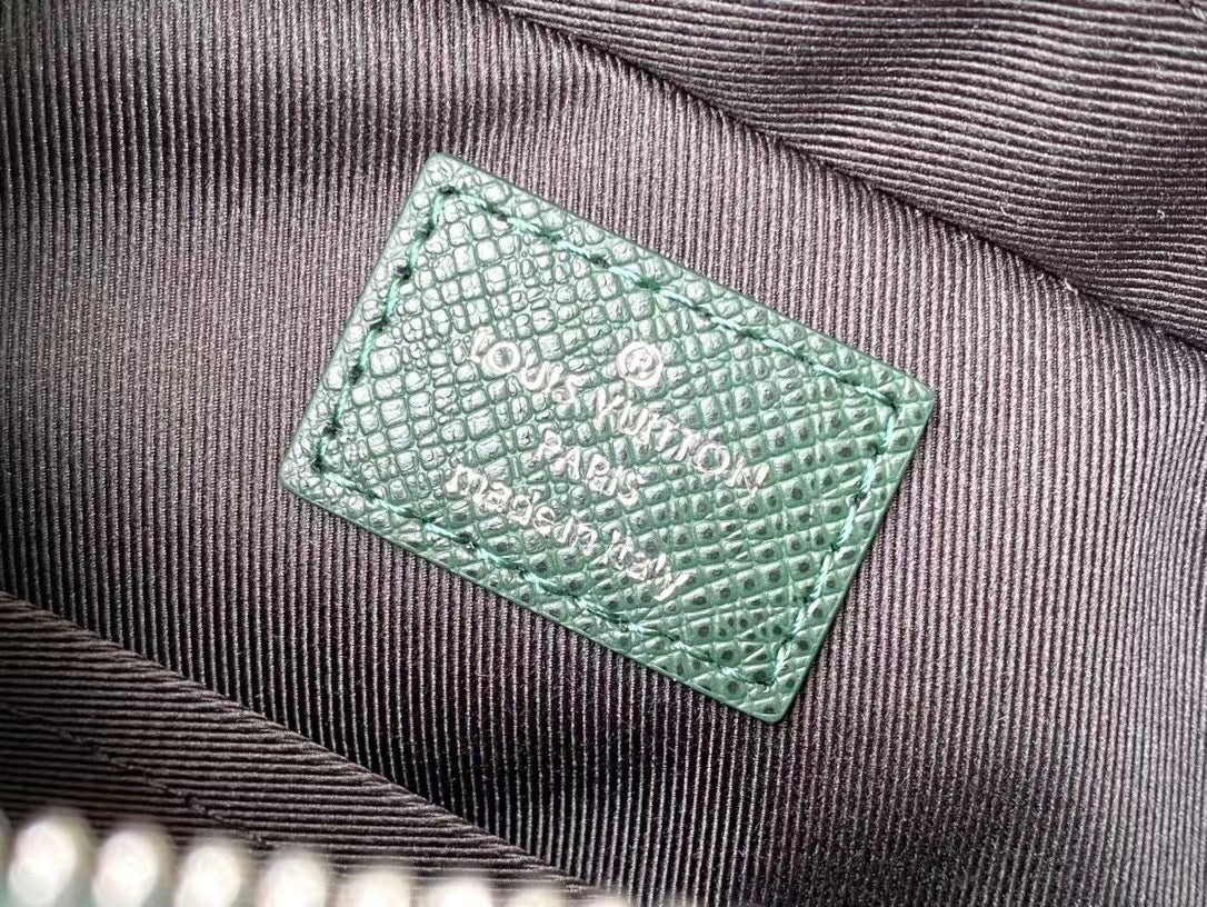 LOUIS VUITTON AVENUE MESSENGER 22 IN FOREST GREEN CALFSKIN