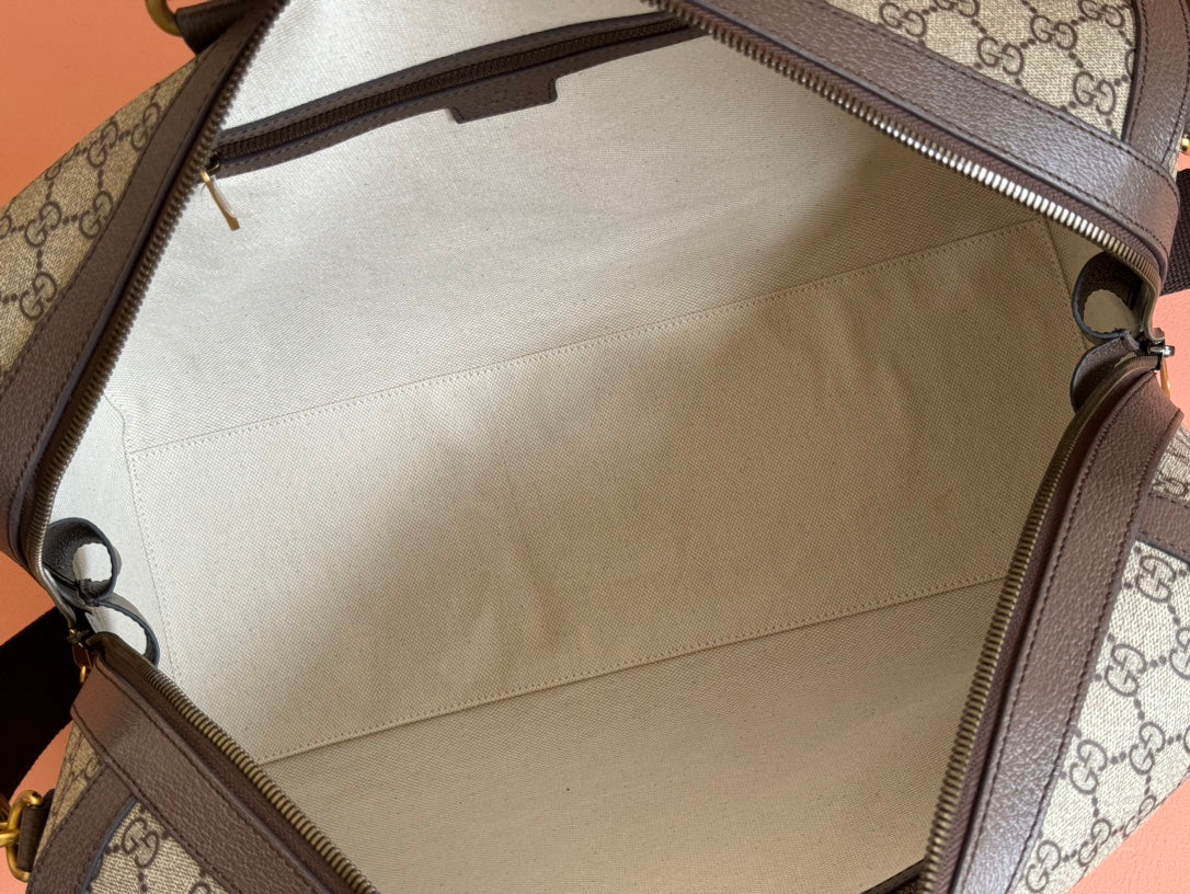 GUCCI SAVOY MEDIUM DUFFLE BAG 44 IN BEIGE AND EBONY SUPREME CANVAS