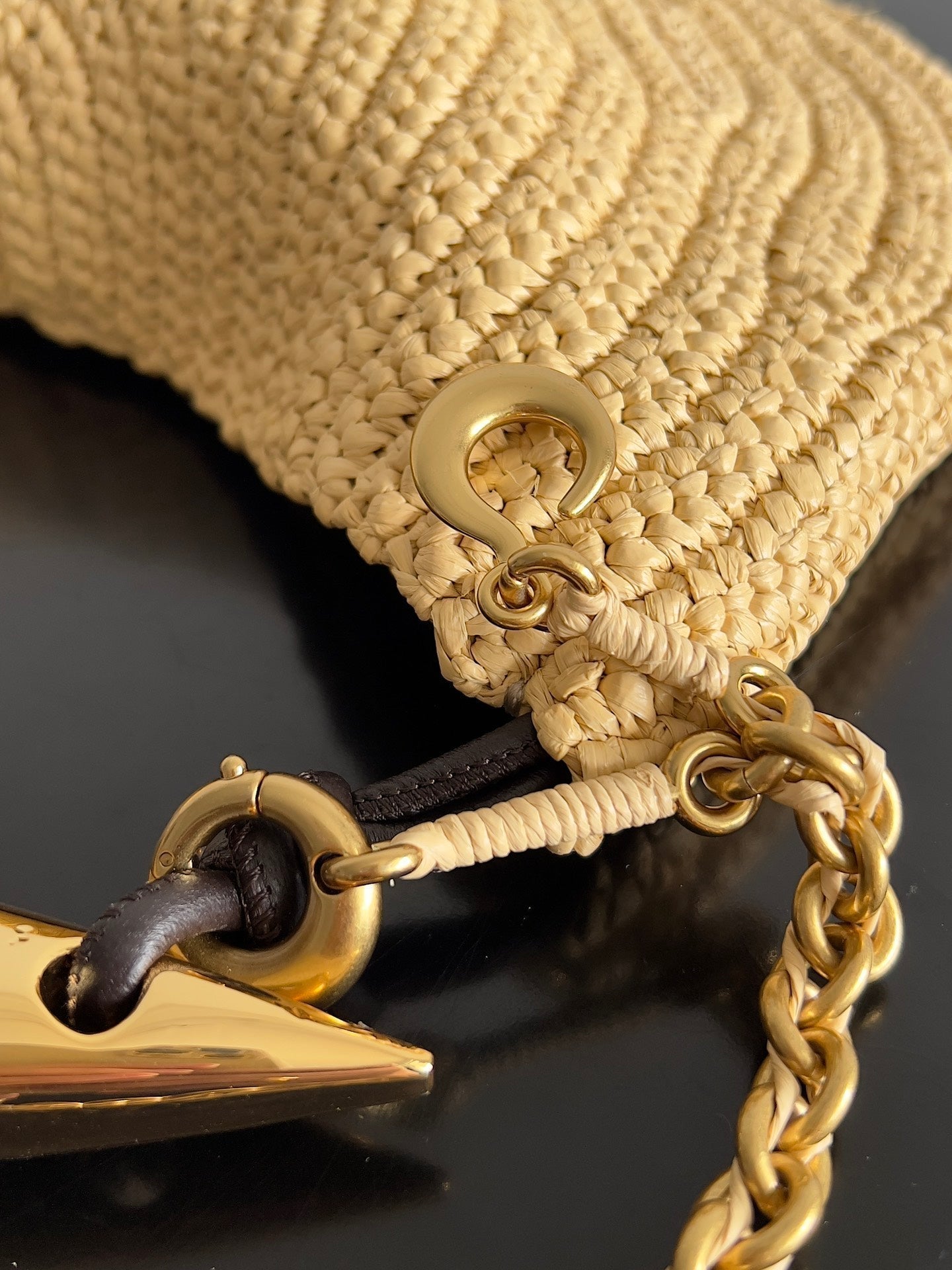 BOTTEGA VENETA SARDINE CHAIN 33 IN NATURAL RAFFIA