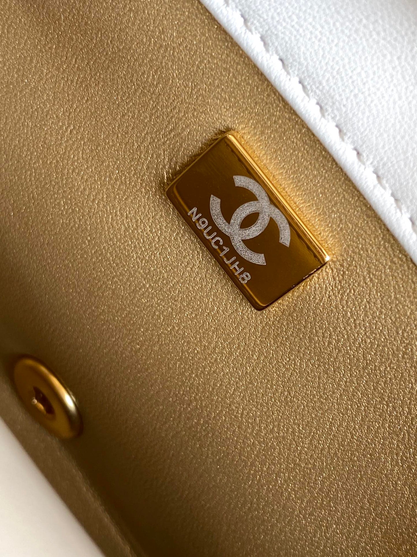 CHANEL MEDIUM 22 FLAP BAG IN WHITE LAMBSKIN GOLD HARDWARE