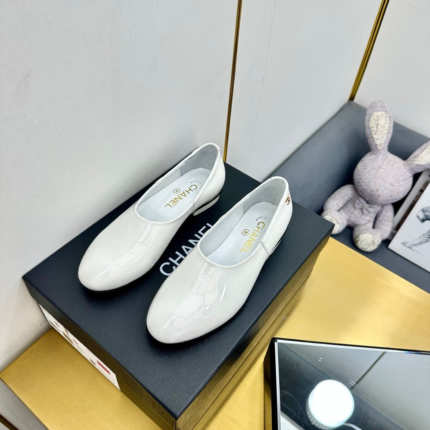 CHANEL SIMPLE FLATS 25S IN WHITE GLOSSY LEATHER