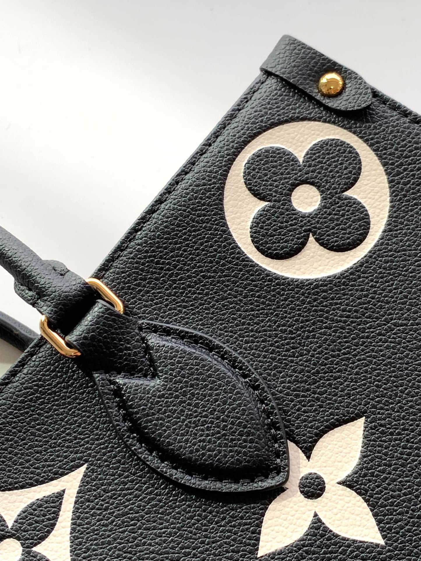 LOUIS VUITTON ONTHEGO MM 35CM BLACK WHITE