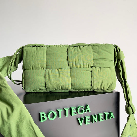 BOTTEGA VENETA CASSETTE 32 BAG IN GREEN FERN POLYAMIDE