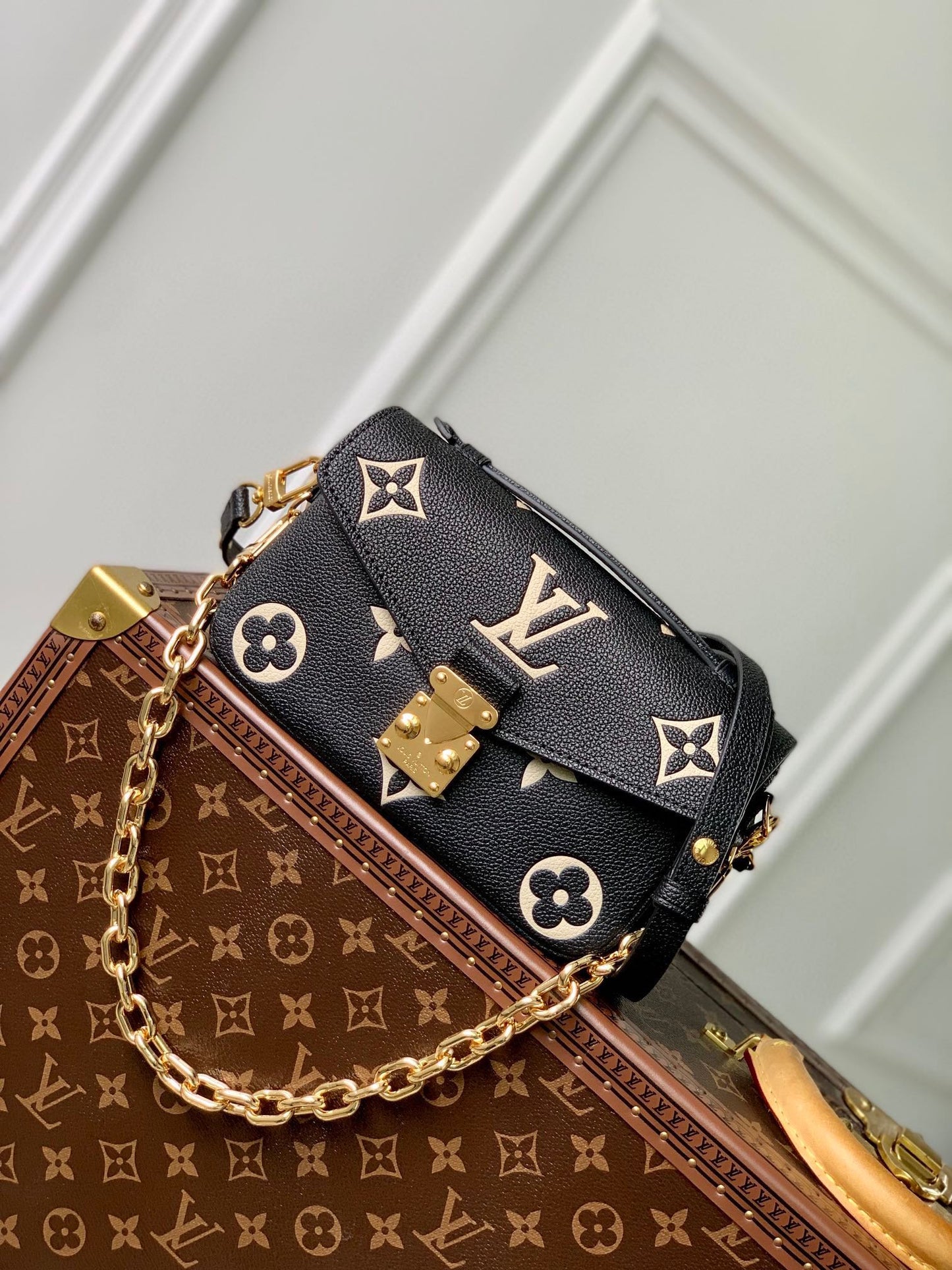 LOUIS VUITTON POCHETTE MÉTIS EAST WEST 21 IN BLACK AND BEIGE MONOGRAM EMPREINTE CALFSKIN EMBOSSED LOGO