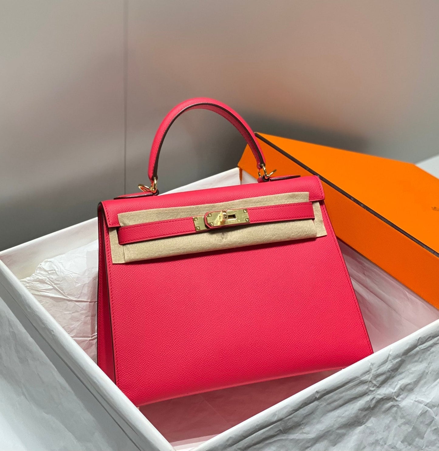 HERMES KELLY 28CM IN ROSE TYRIEN SWIFT CALFSKIN GOLD HARDWARE