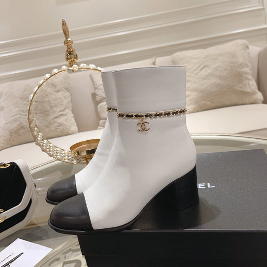 CHANEL MID-HEEL ANKLE BOOTS IN WHITE SMOOTH CALFSKIN