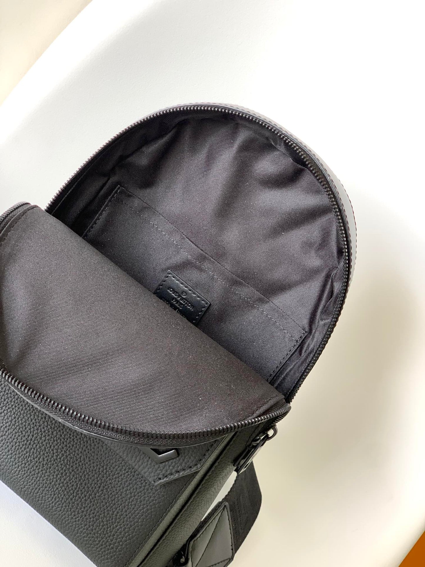 LOUIS VUITTON PILOT SLINGBAG 30 IN BLACK COWHIDE LEATHER