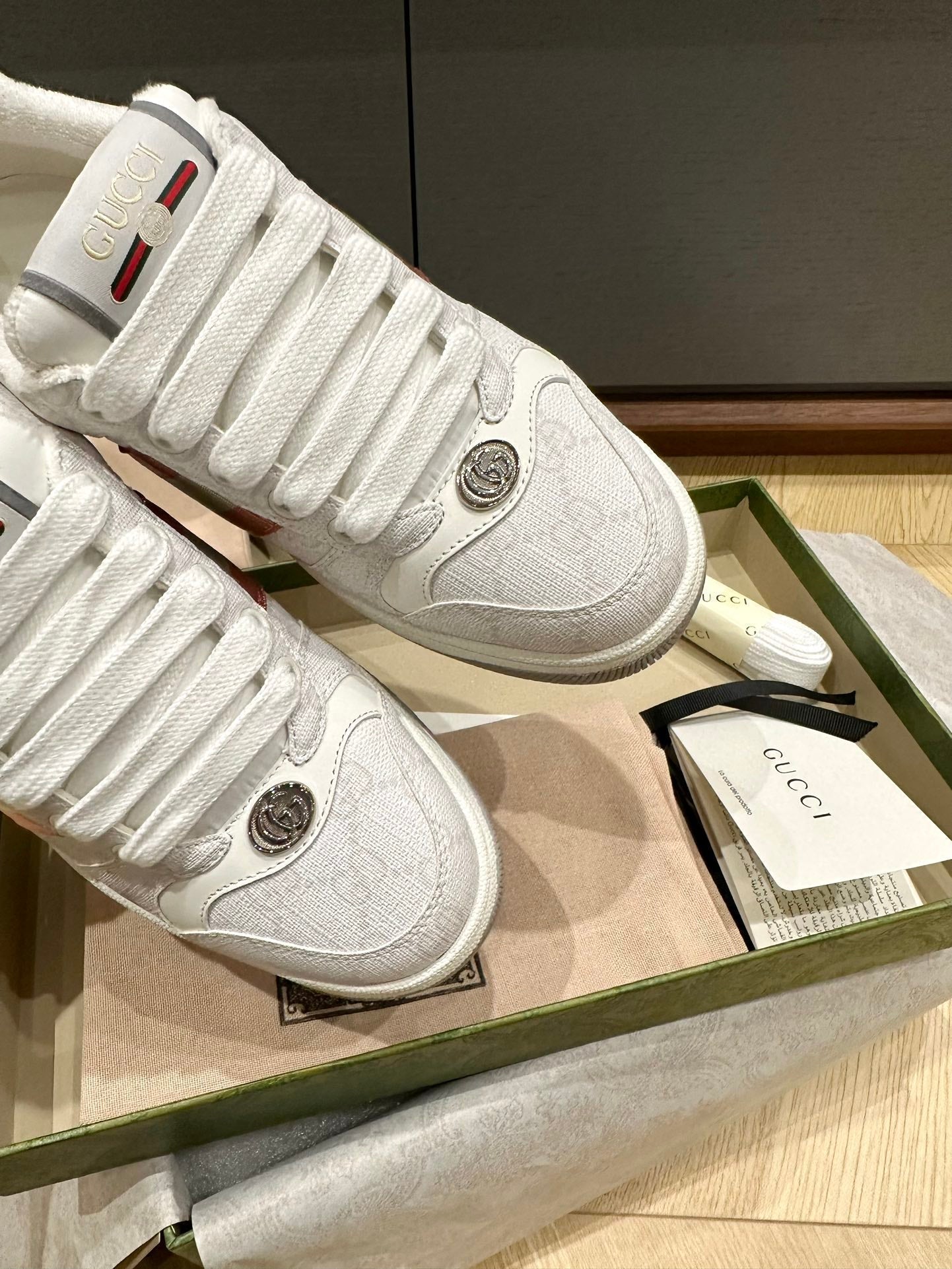 GUCCI WOMEN'S SCREENER TRAINER LIGHT GRAY CALFSKIN
