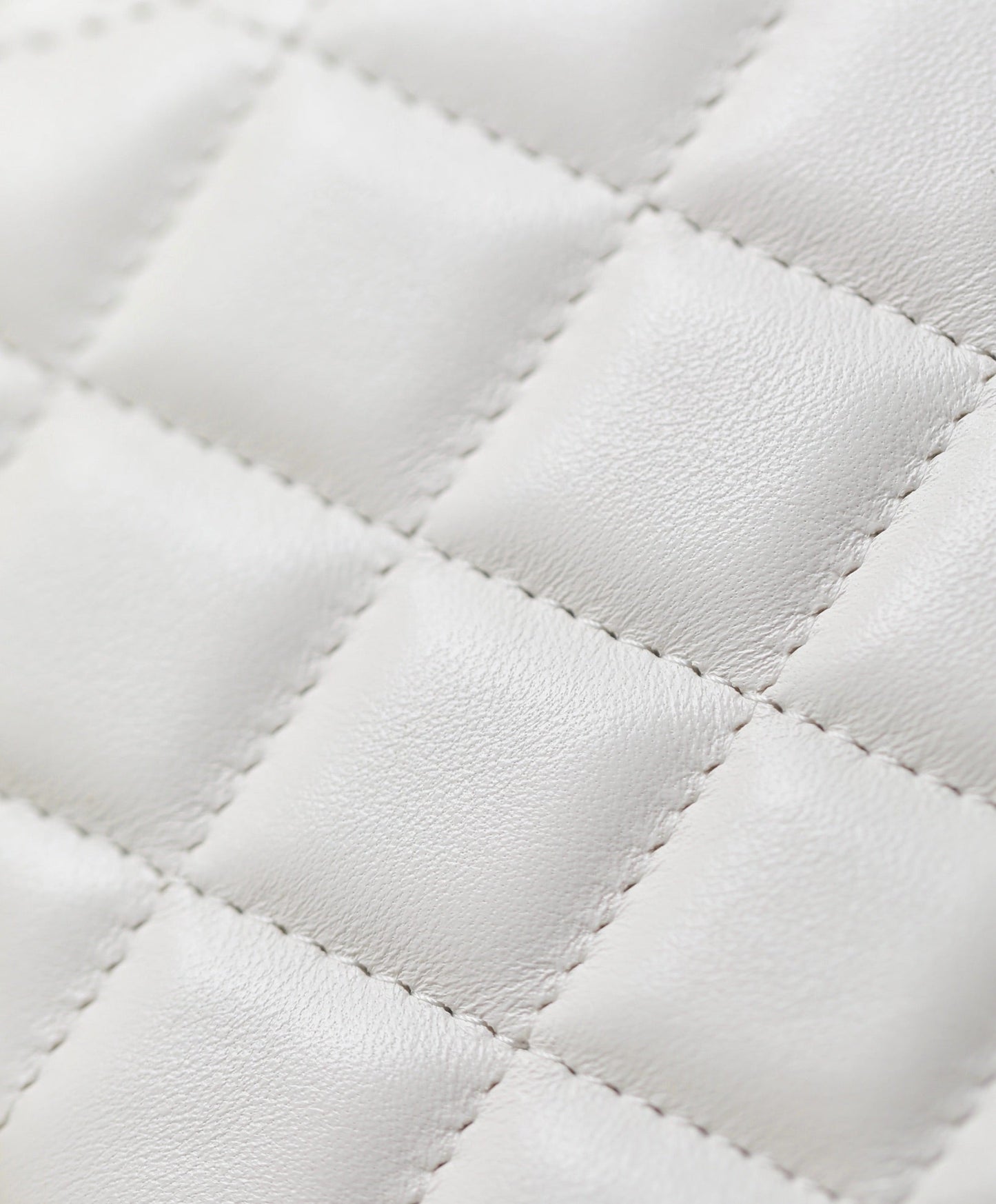 CHANEL 25S VANITY BAG 17 CM IN WHITE LAMBSKIN WITH PEARL STRAP