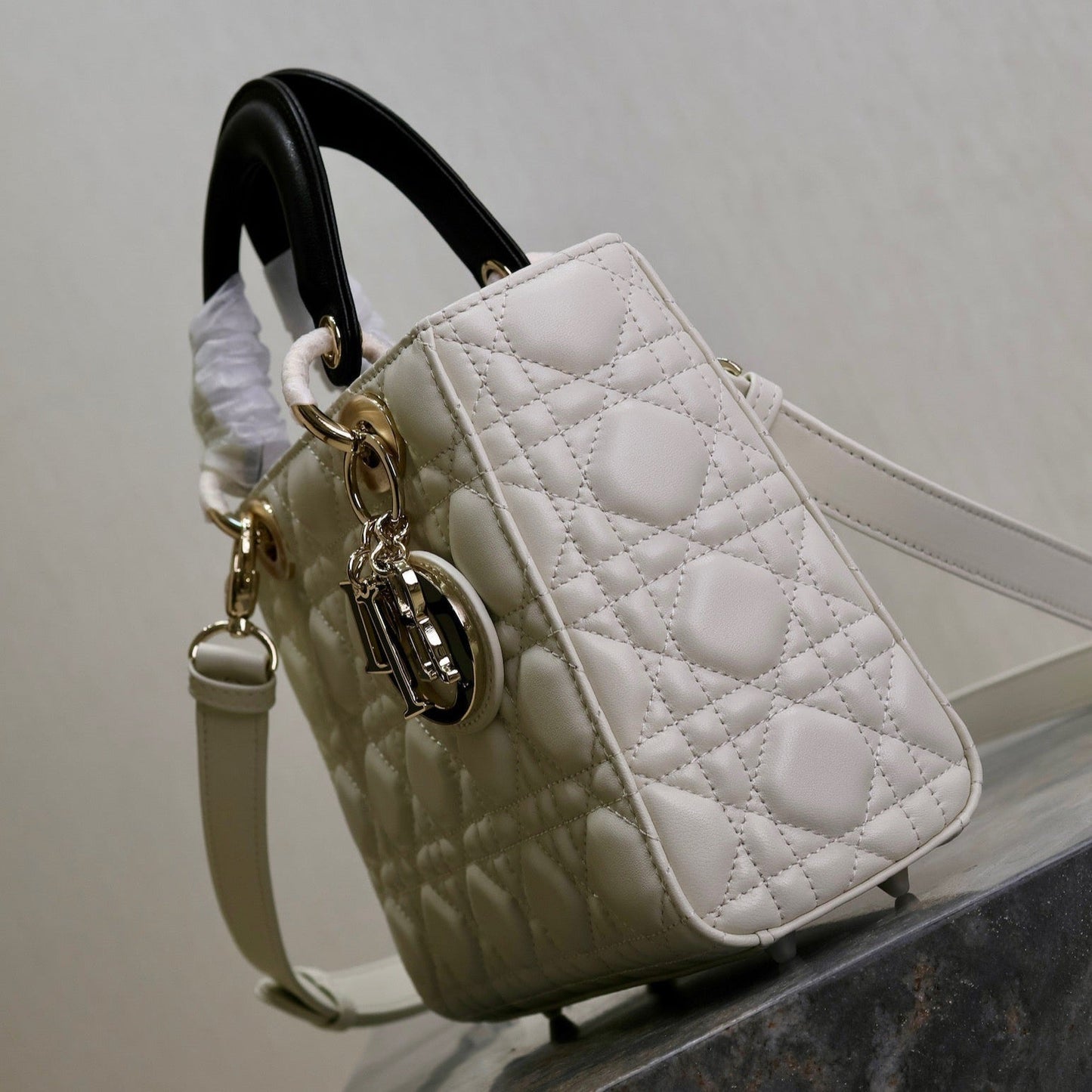 DIOR LADY BAG 20 IN WHITE QUILTED MACROCANNAGE CALFSKIN BLACK STRAP