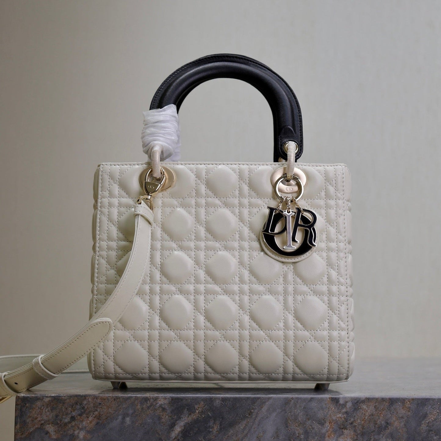 DIOR MEDIUM LADY BAG 24 IN WHITE QUILTED MACROCANNAGE CALFSKIN BLACK STRAP