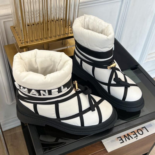 CHANEL SKI BOOTS IN WHITE MIX BLACK QUILTED COTTON