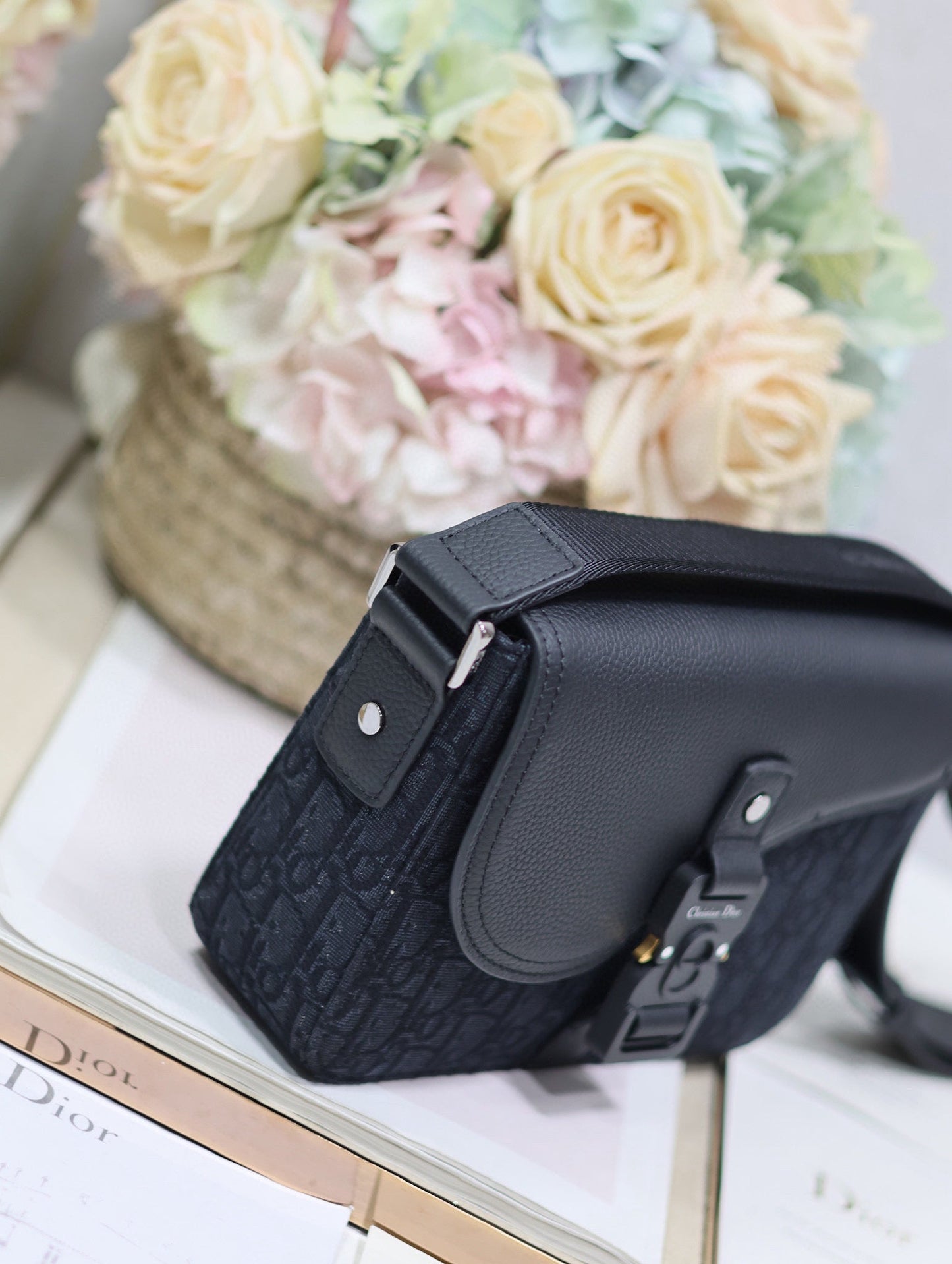 DIOR MEDIUM SADDLE MESSENGER BAG IN BLACK OBLIQUE JACQUARD AND BLACK GRAINED CALFSKIN