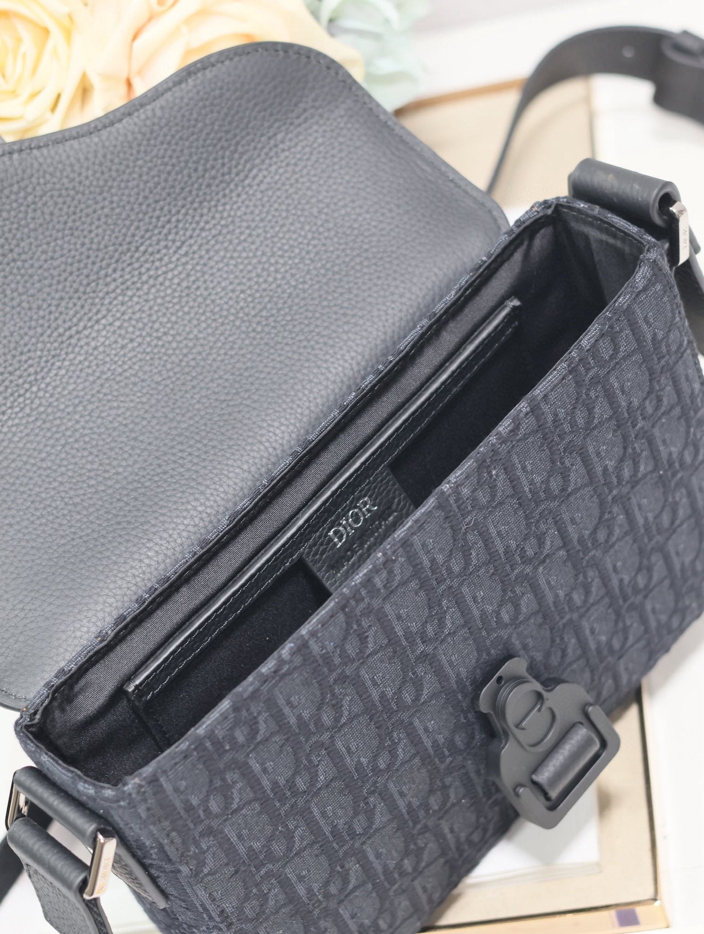 DIOR MEDIUM SADDLE MESSENGER BAG IN BLACK OBLIQUE JACQUARD AND BLACK GRAINED CALFSKIN