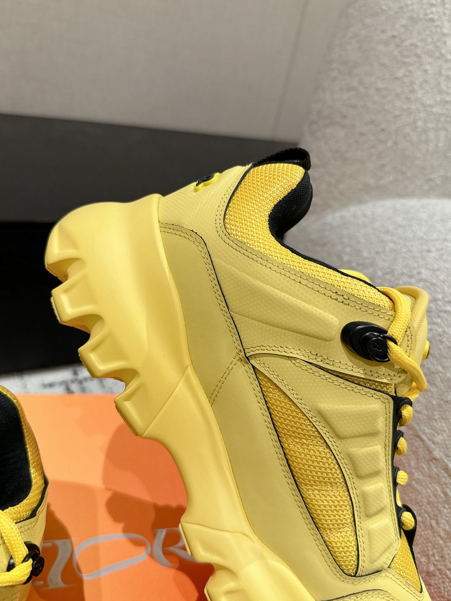 DIOR SNEAKER IN LEMON YELLOW CALFSKIN AND BREATHABLE MESH 175309