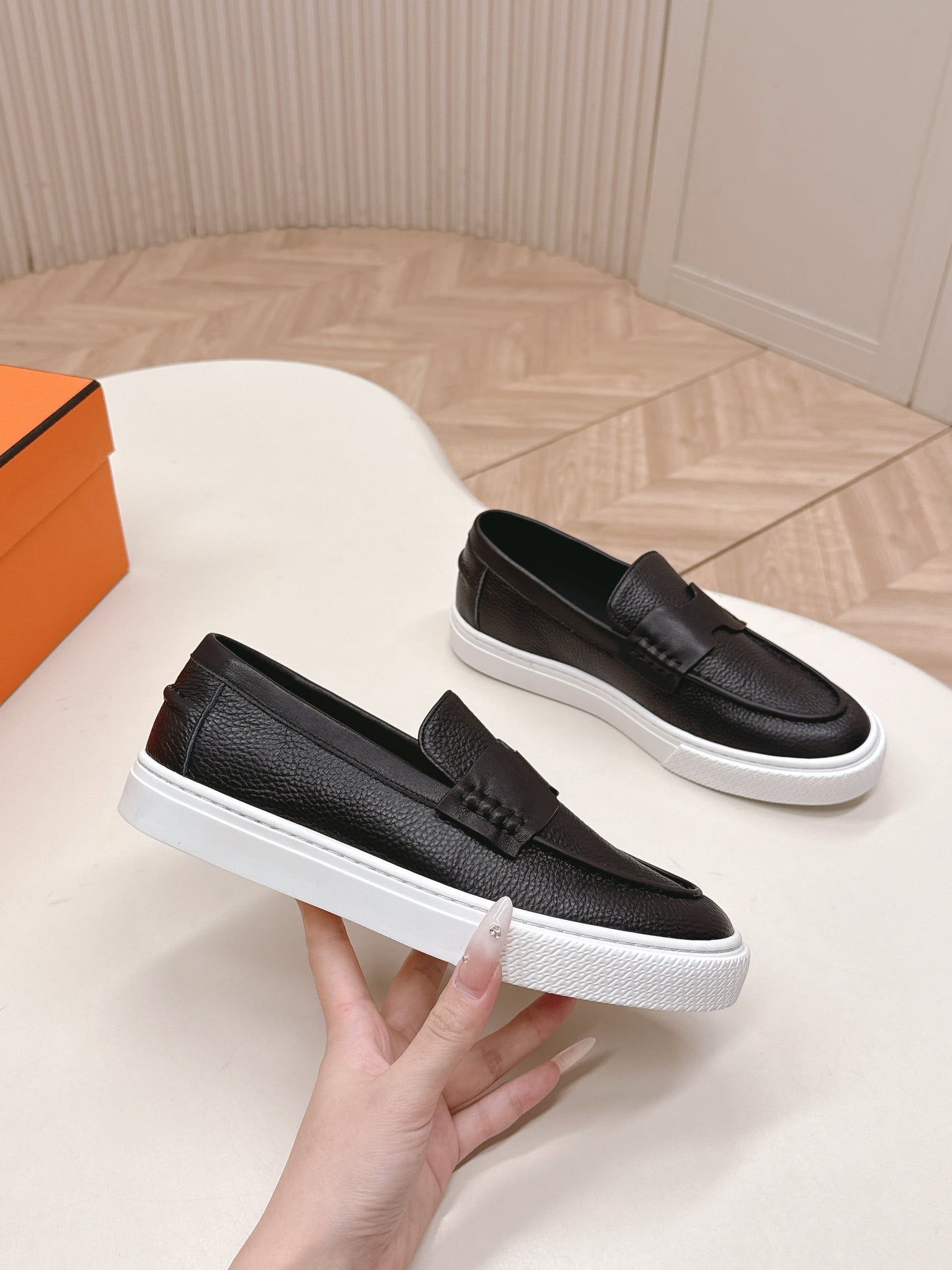 HERMES 25S SLIP-ON IN BLACK GRAINED LEATHER