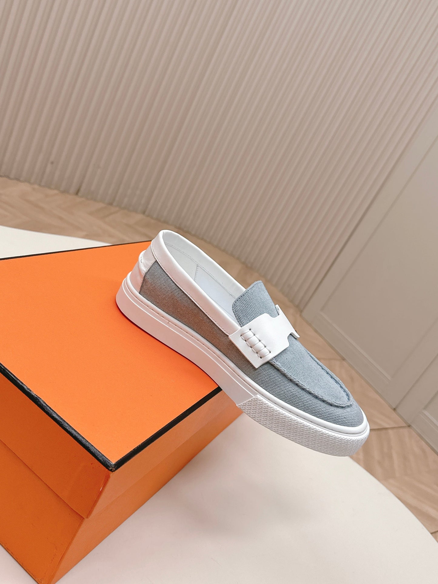 HERMES 25S SLIP-ON IN BLUE DENIM AND WHITE LAMBSKIN