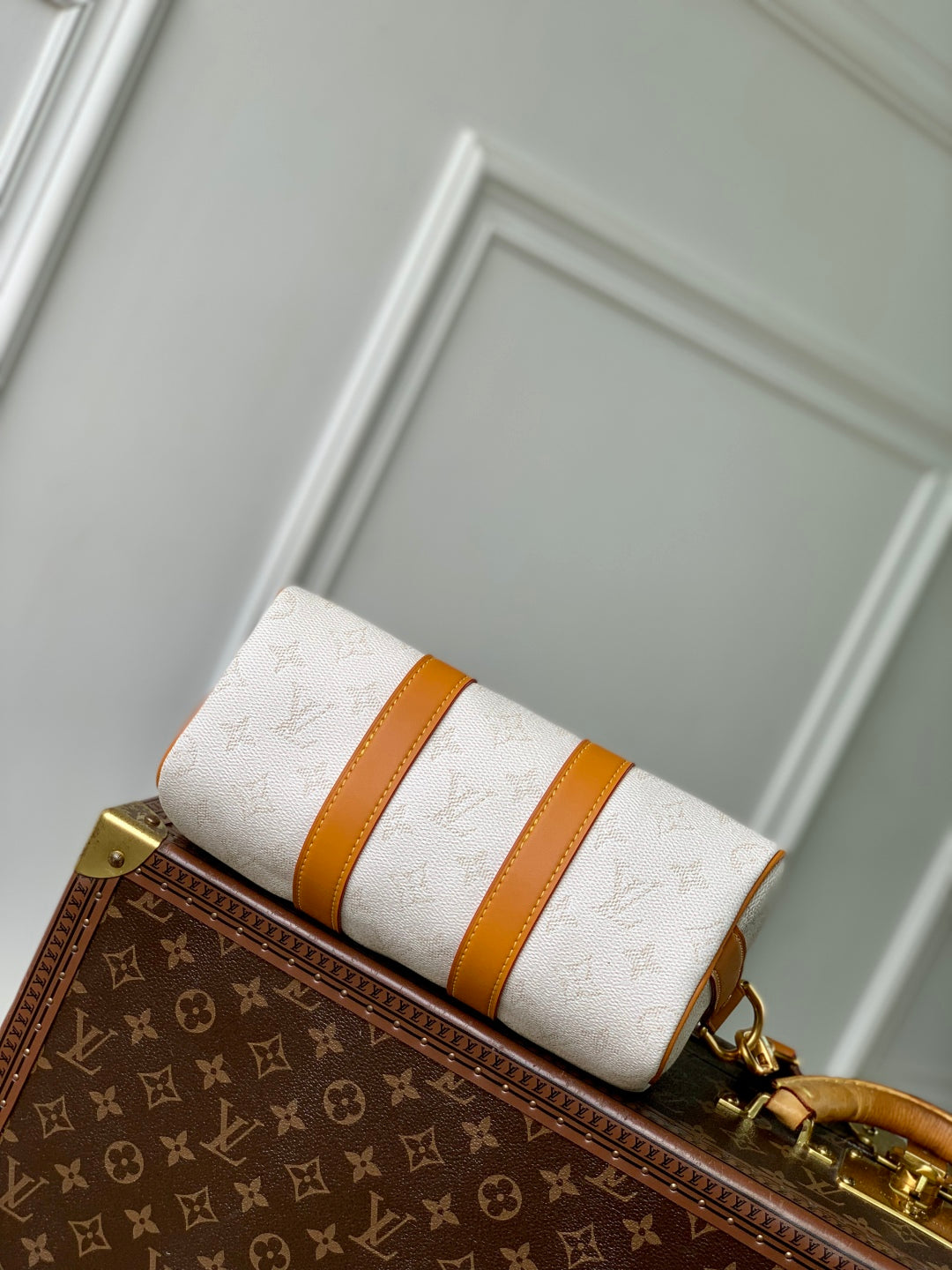LOUIS VUITTON KEEPALL BANDOULIÈRE 25 IN WHITE MONOGRAM HERITAGE CANVAS BRWON CALFSKIN