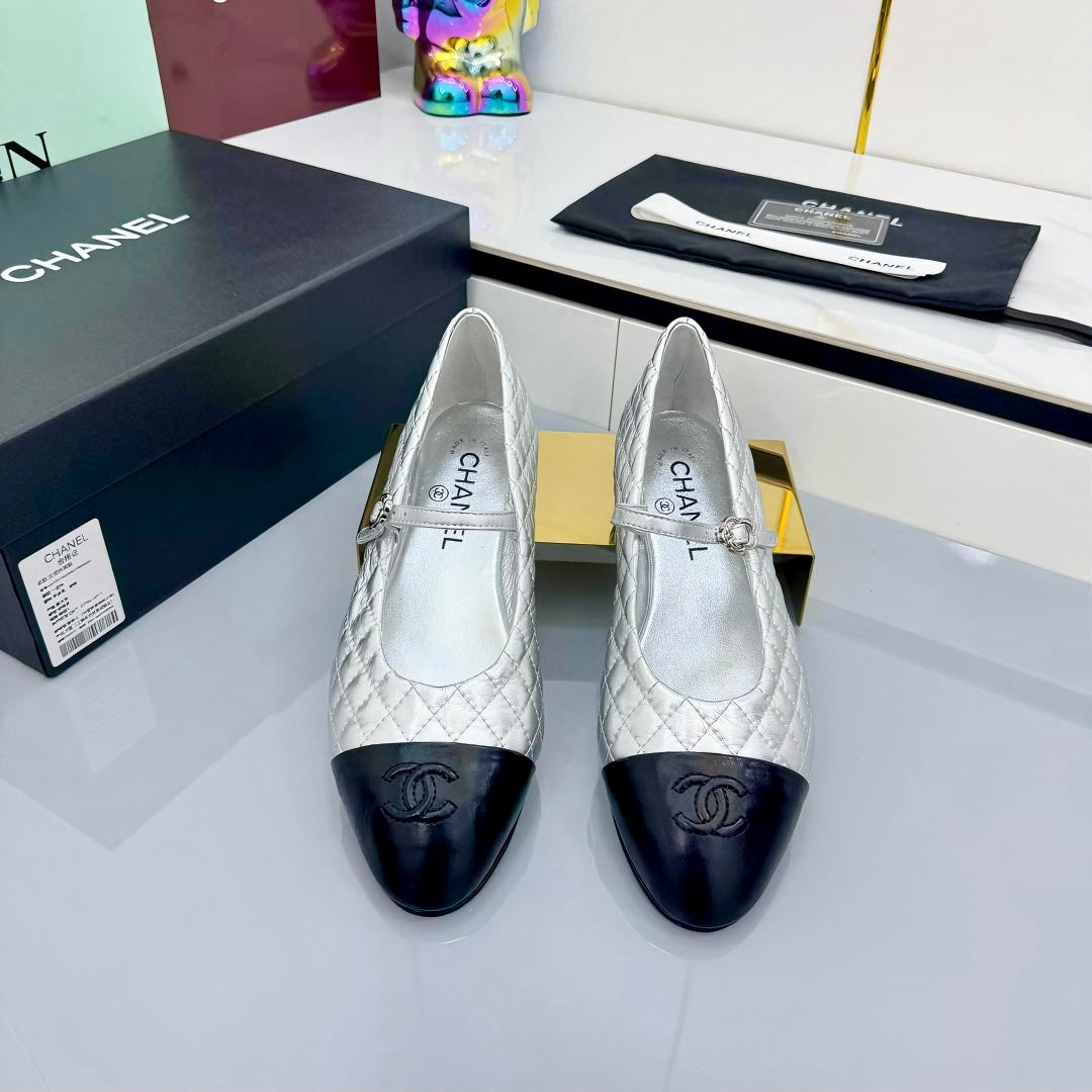 CHANEL MARY JANE FLAT 25S IN SILVER LAMBSKIN EMBOSSED LOGO