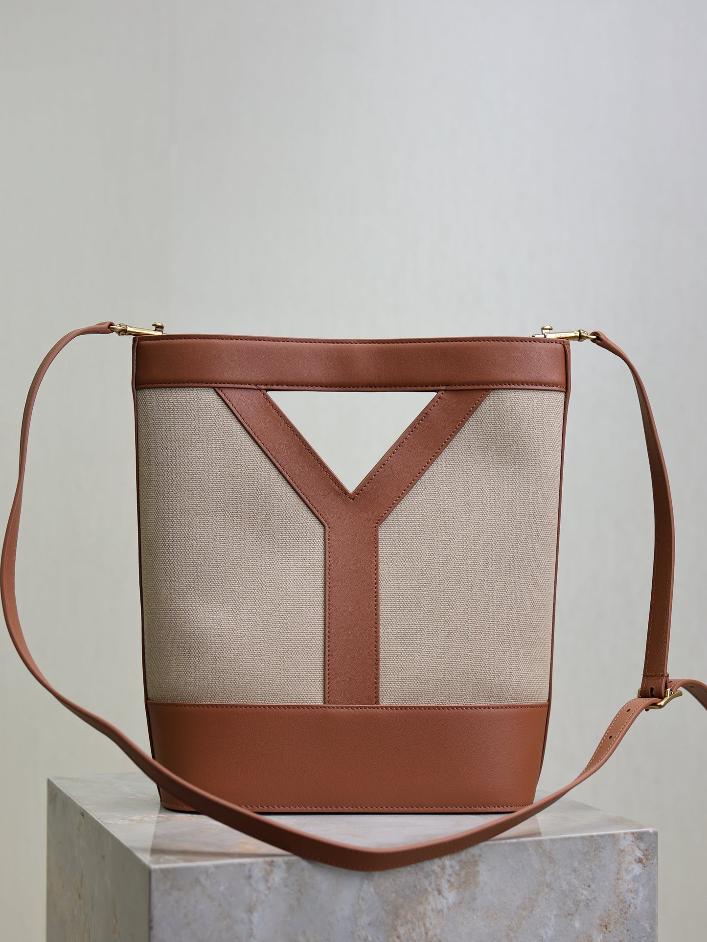 YSL 25S Y SMALL BUCKET 29 IN DESERT DUST AND BRICK CANVAS GOLD HARDWARE
