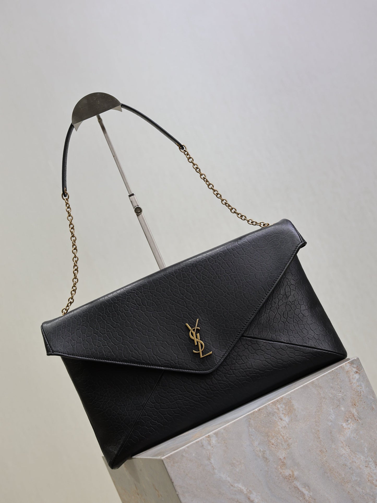 YSL 25S CASSANDRE ENVELOPE MESSENGER 35 IN BLACK LAMBSKIN GOLD HARDWRE