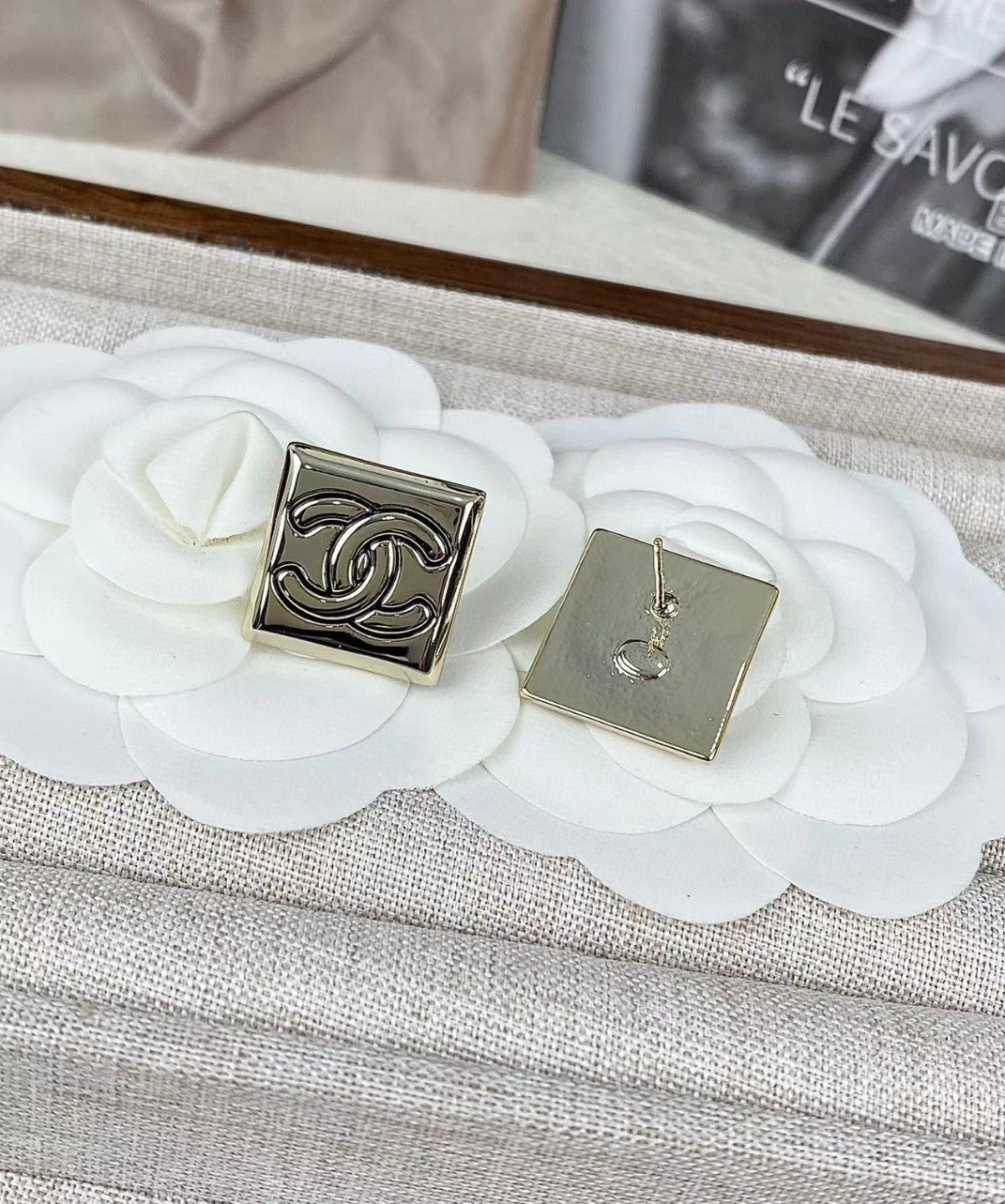 18K  Chanel Smooth Block Earrings