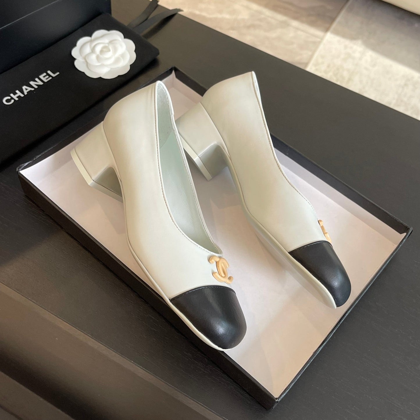 CHANEL PUMP WHITE MIX BLACK CALFSKIN