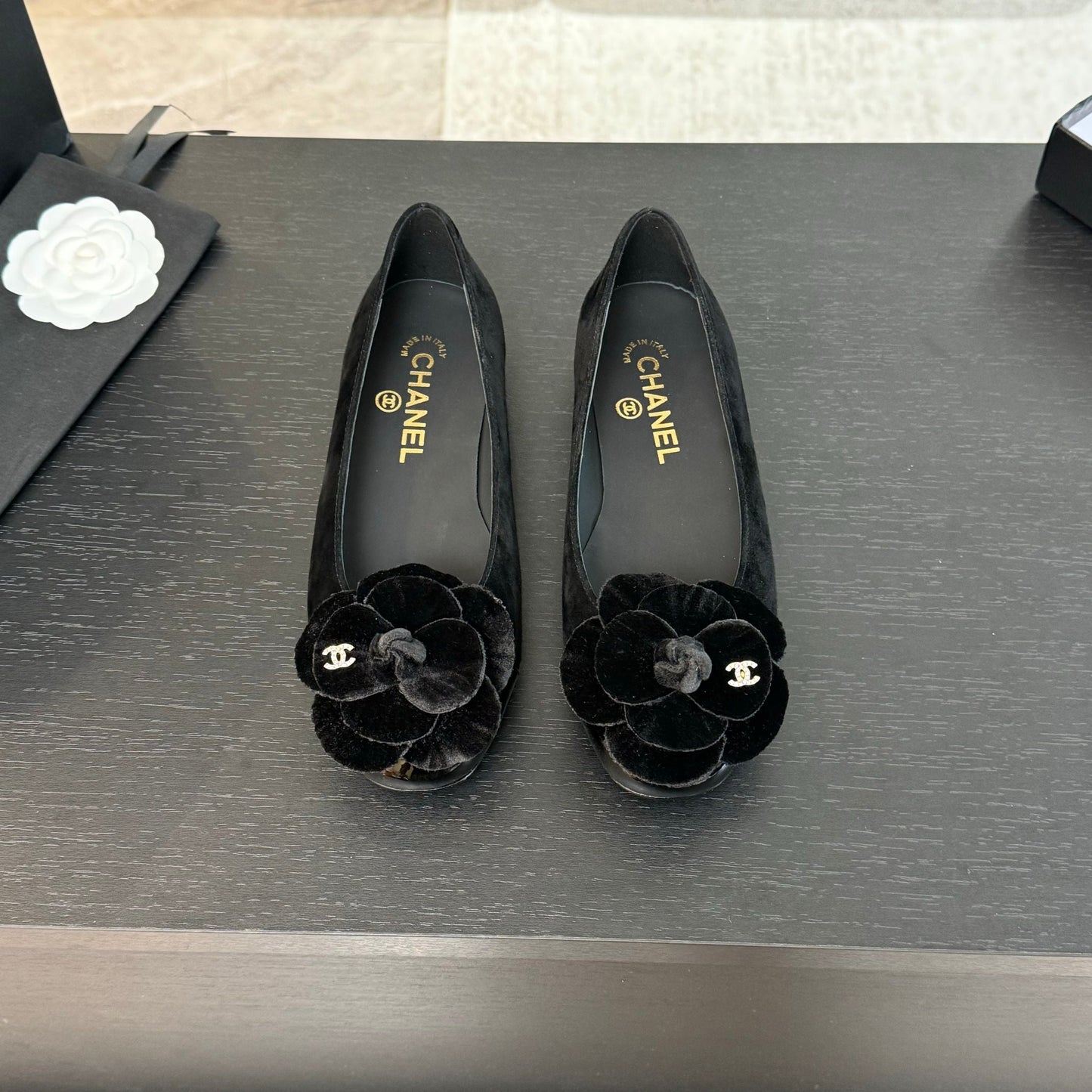 CHANEL BALLET FLATS IN BLACK SUEDE WITH CAMELLIA