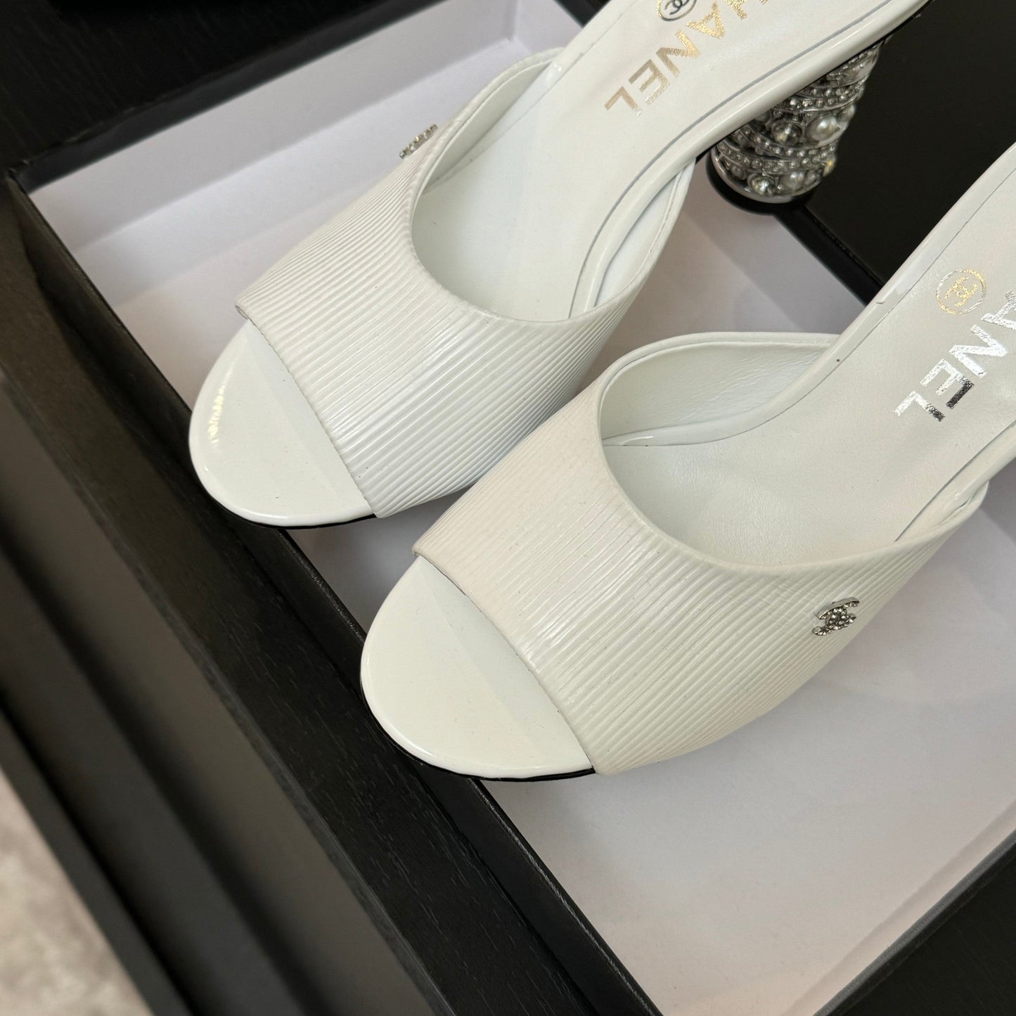 CHANEL T-STRAP PEARL HEEL 85 MM SANDALS IN WHITE LAMBSKIN MULE