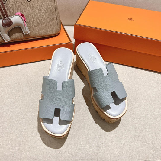 HERMES 25S HIGH WEDGE SANDALS IN LIGHT GREY LAMBSKIN STYLE 13