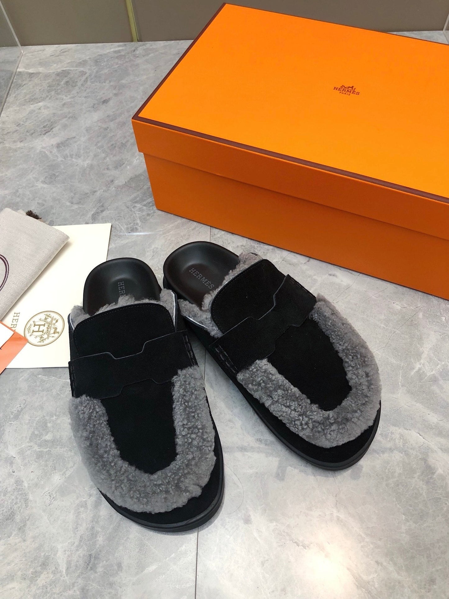 HERMES GO MULE IN BLACK SUEDE ATTACH LIGHT GRAY FLEECE