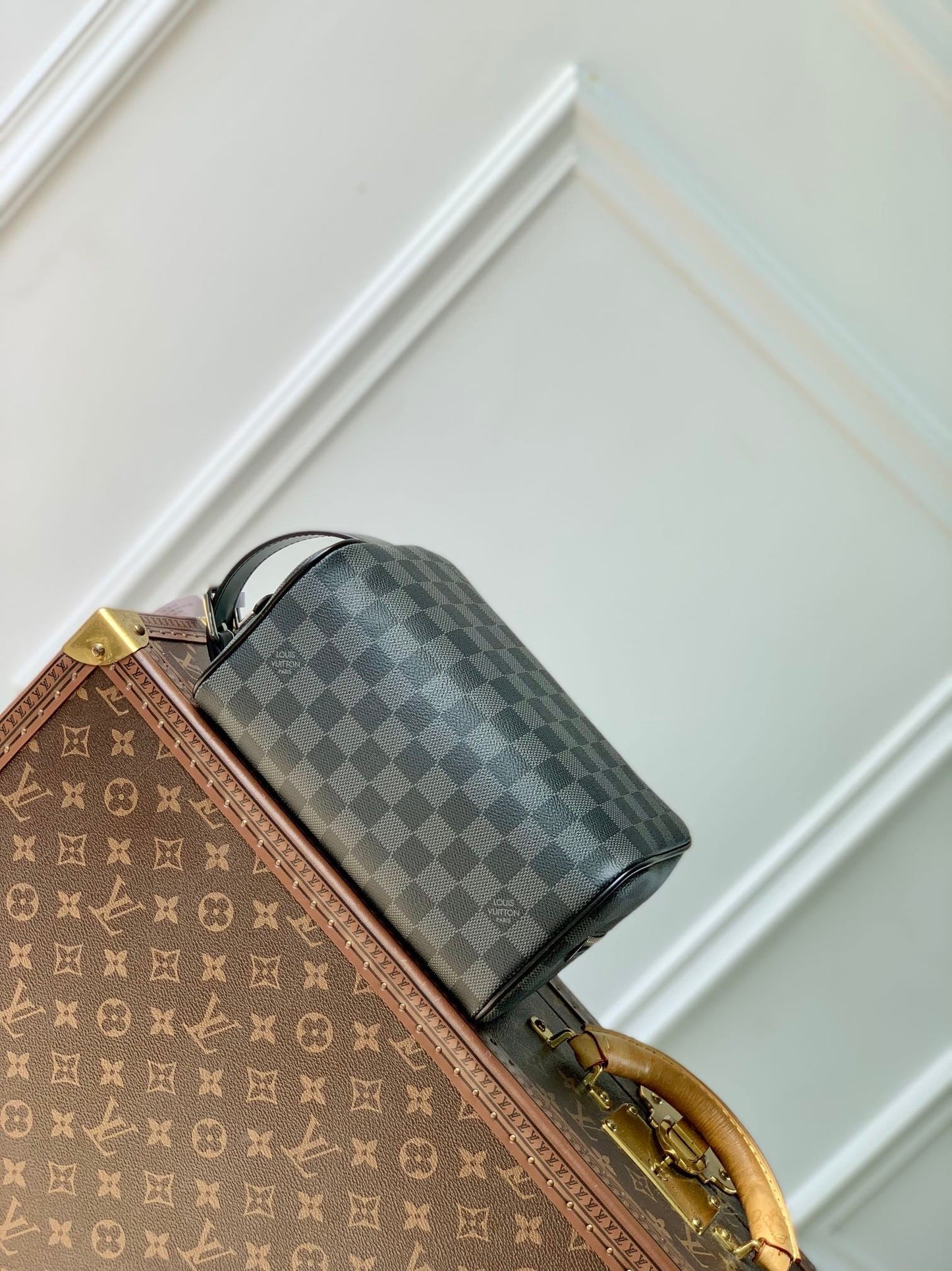 LOUIS VUITTON LOCKER DOPP KIT 23 IN GREY BLACK DAMIER GRAPHITE CANVAS