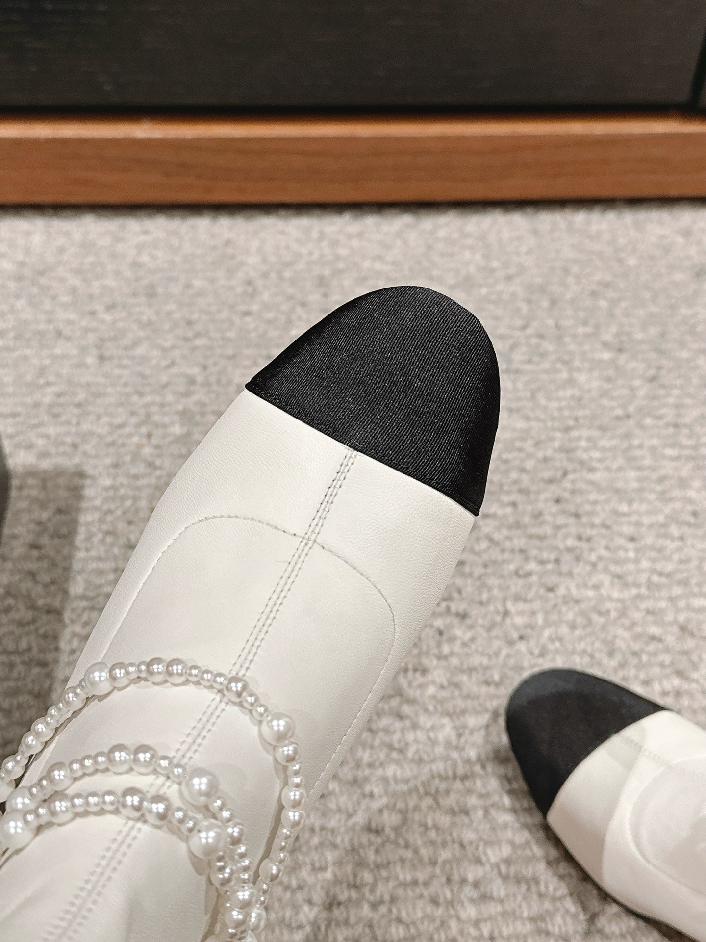 CHANEL LOW CUT BOOTS IN WHITE STRETCH LAMBSKIN AND GROSGRAIN WITH PEARL CHAIN