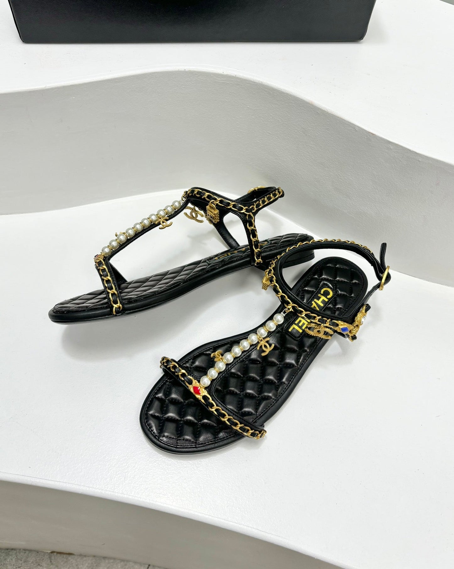 CHANEL SANDALS PEARL CHAIN IN BLACK COWHIDE