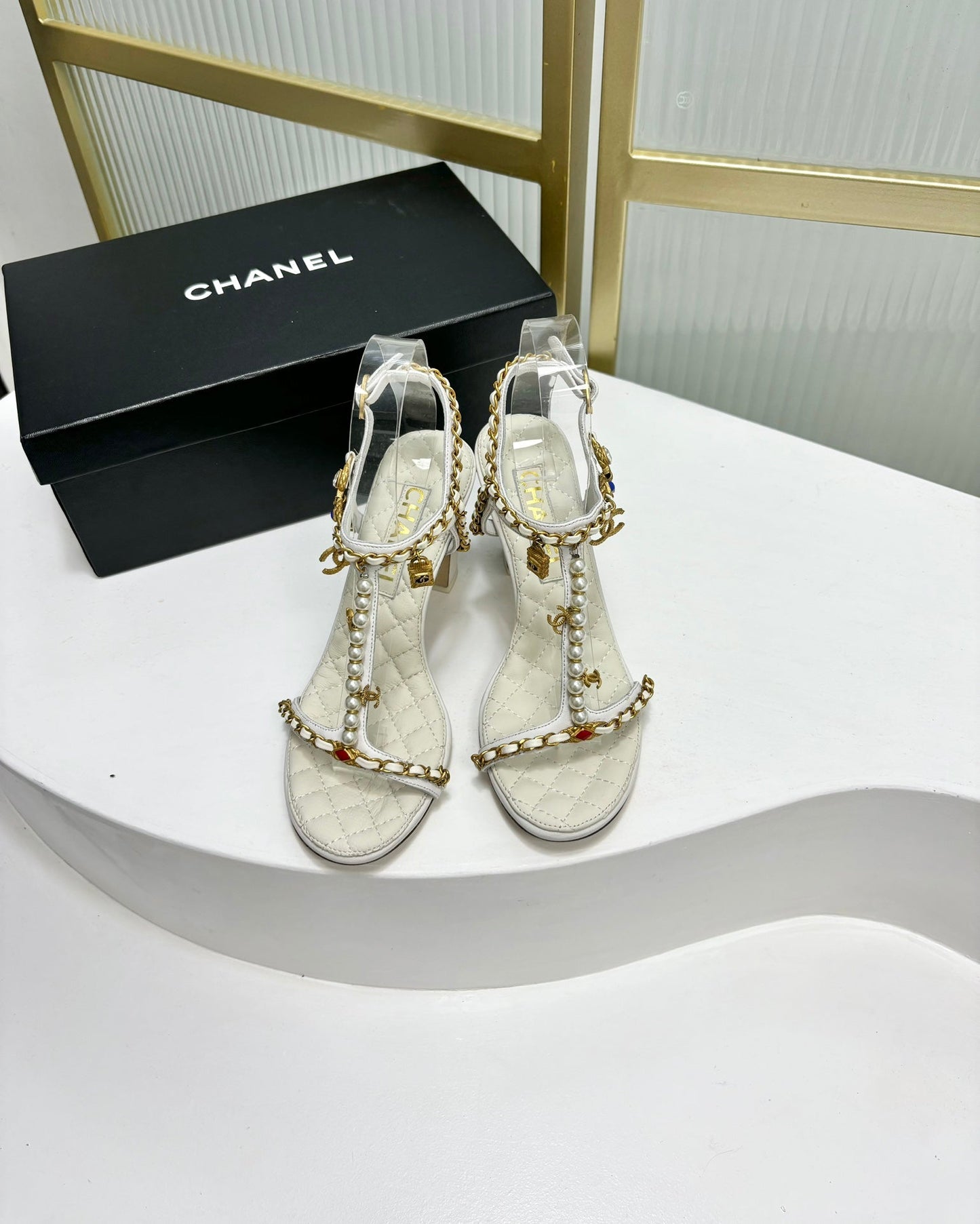 CHANEL HIGH HEELS PEARL CHAIN IN WHITE COWHIDE