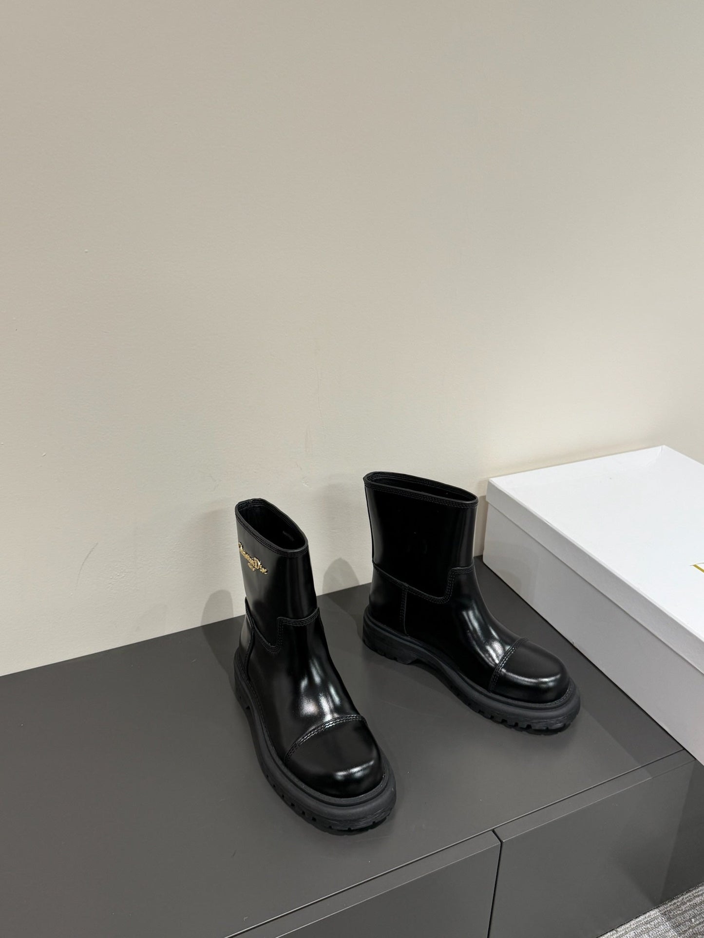 DIOR D-TOWN ANKLE BOOTS IN BLACK PATENT CALFSKIN