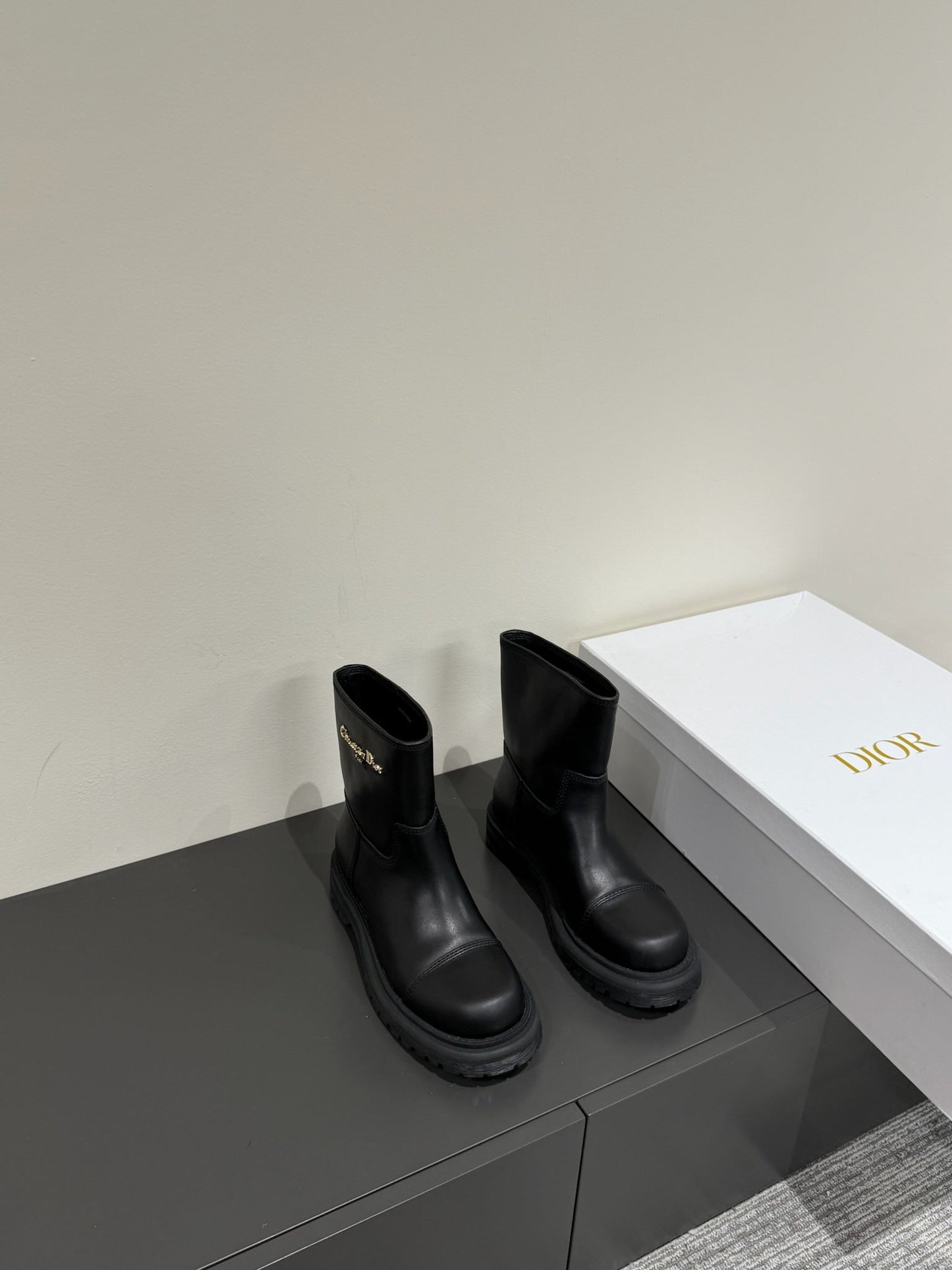 DIOR D-TOWN ANKLE BOOTS IN BLACK CALFSKIN