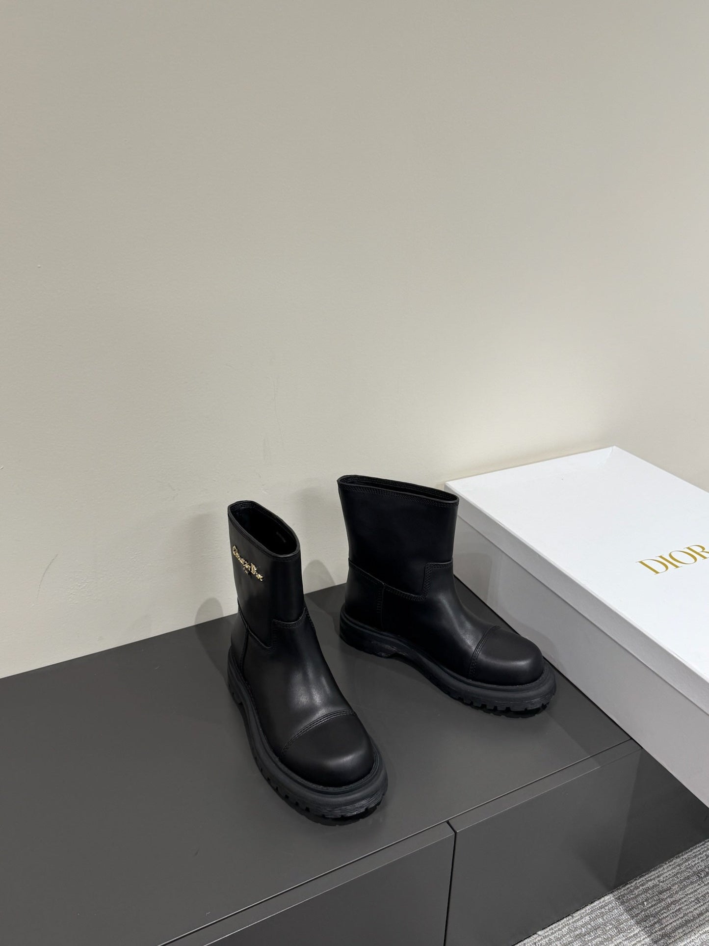 DIOR D-TOWN ANKLE BOOTS IN BLACK CALFSKIN