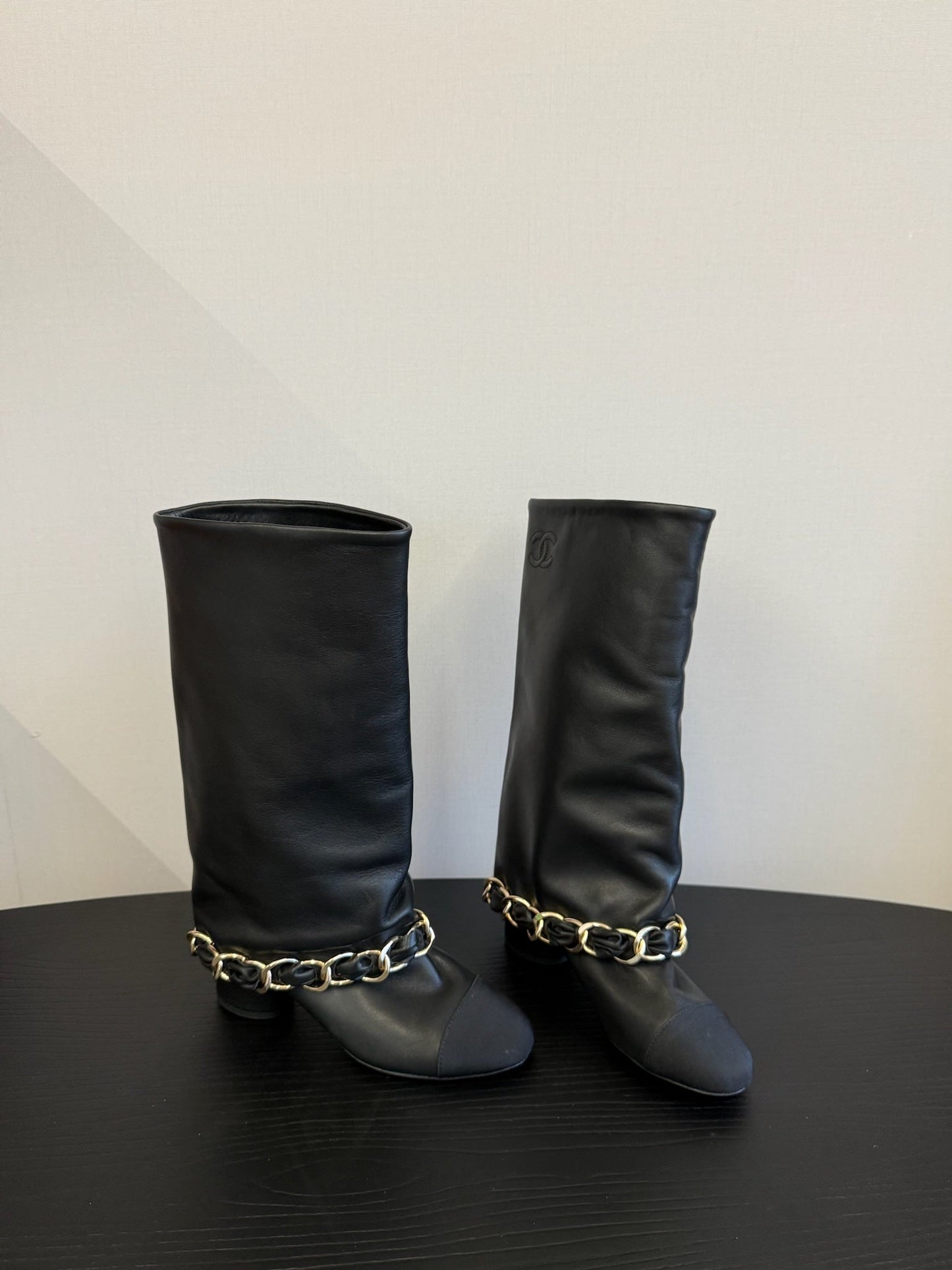 CHANEL BOOTS IN BLACK CALFSKIN WITH CHAIN