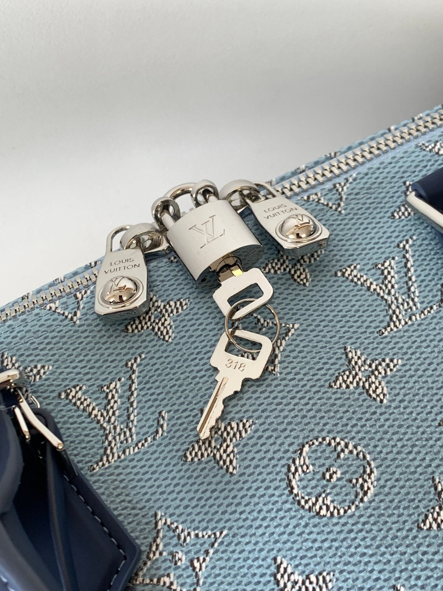 LOUIS VUITTON LV 25S KEEPALL BANDOULIÈRE BAG 50 IN BLUE MONOGRAM HERITAGE CALFSKIN