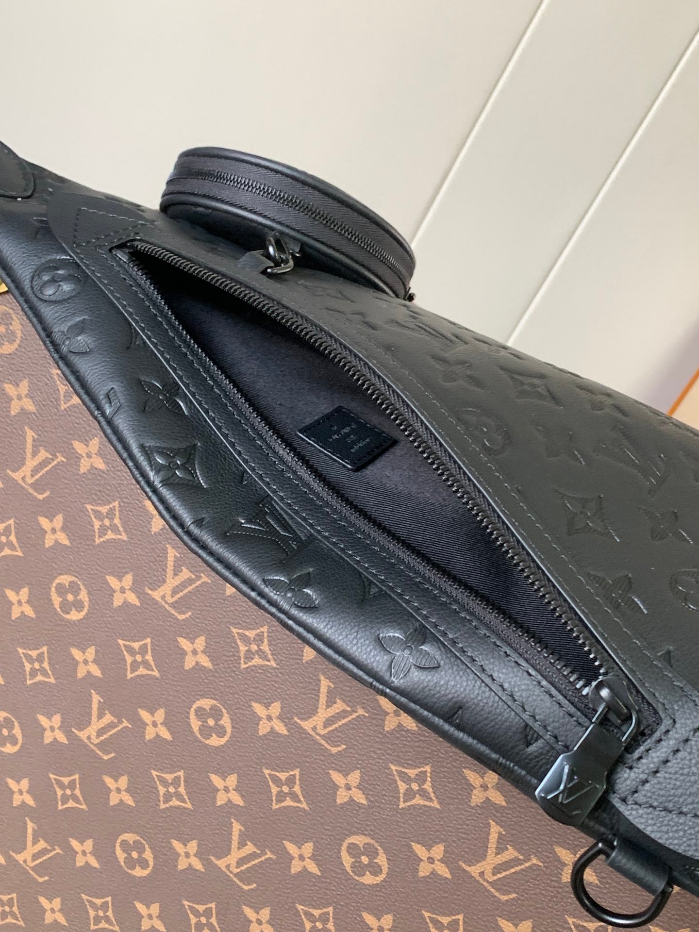 LOUIS VUITTON DUO CROSSBAG BAG 42 IN BLACK EMBOSSED CALFSKIN