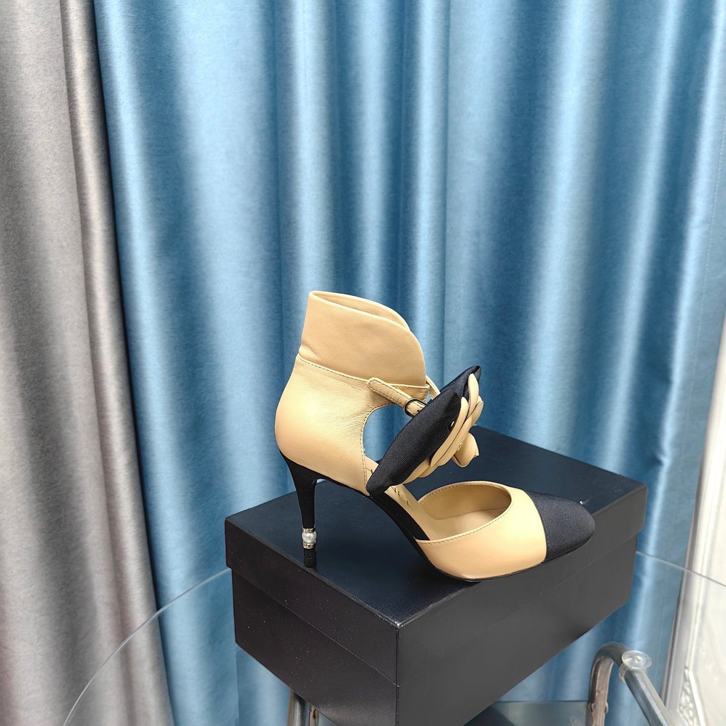 CHANEL HIGH HEELS IN DARK CREAM MIX BLACK SHEEPSKIN WITH FLOWER