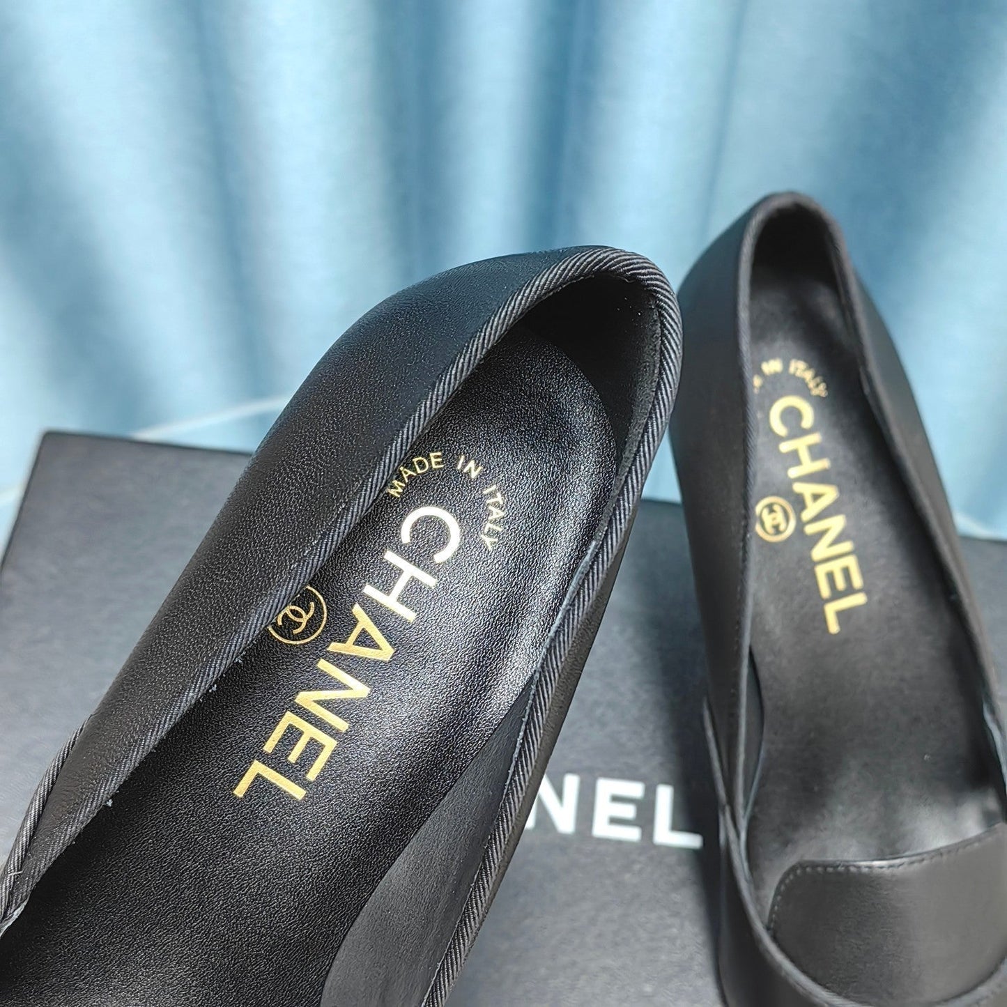 CHANEL HIGH HEELS IN BLACK SHEEPSKIN