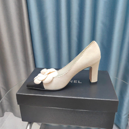CHANEL HIGH HEELS 80 MM IN WHITE SUEDE AND BLACK CALFSKIN WITH FLOWER