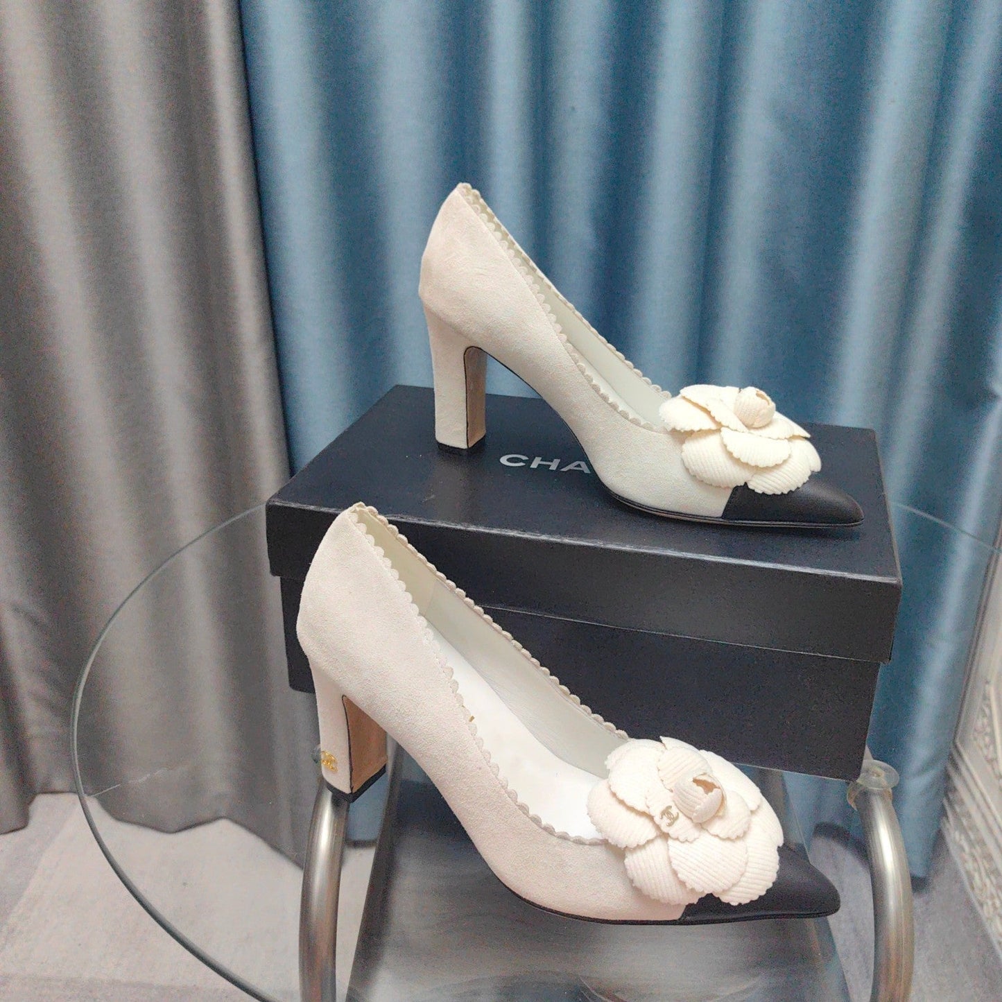 CHANEL HIGH HEELS 80 MM IN WHITE SUEDE AND BLACK CALFSKIN WITH FLOWER
